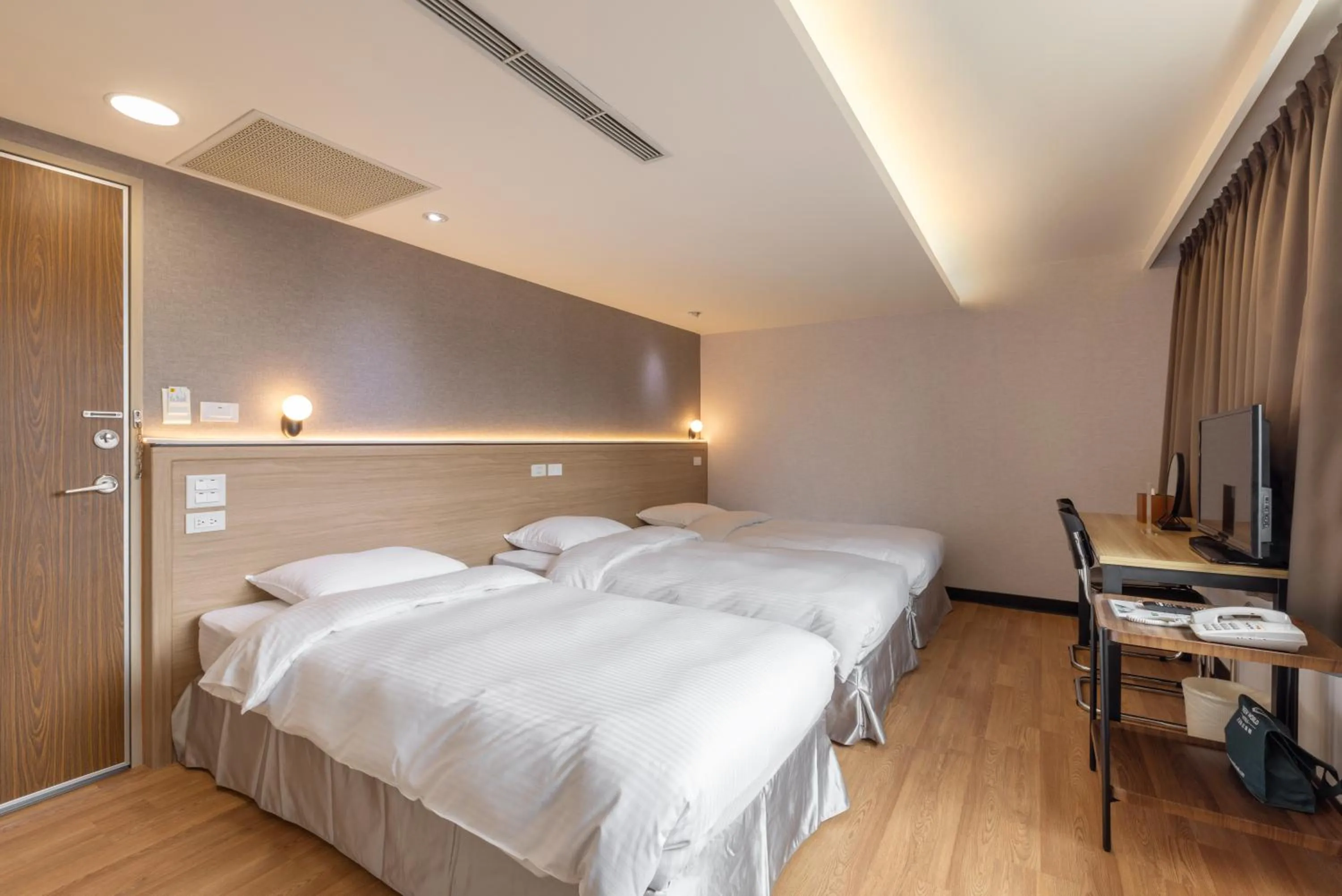 Photo of the whole room, Bed in New World Hotel