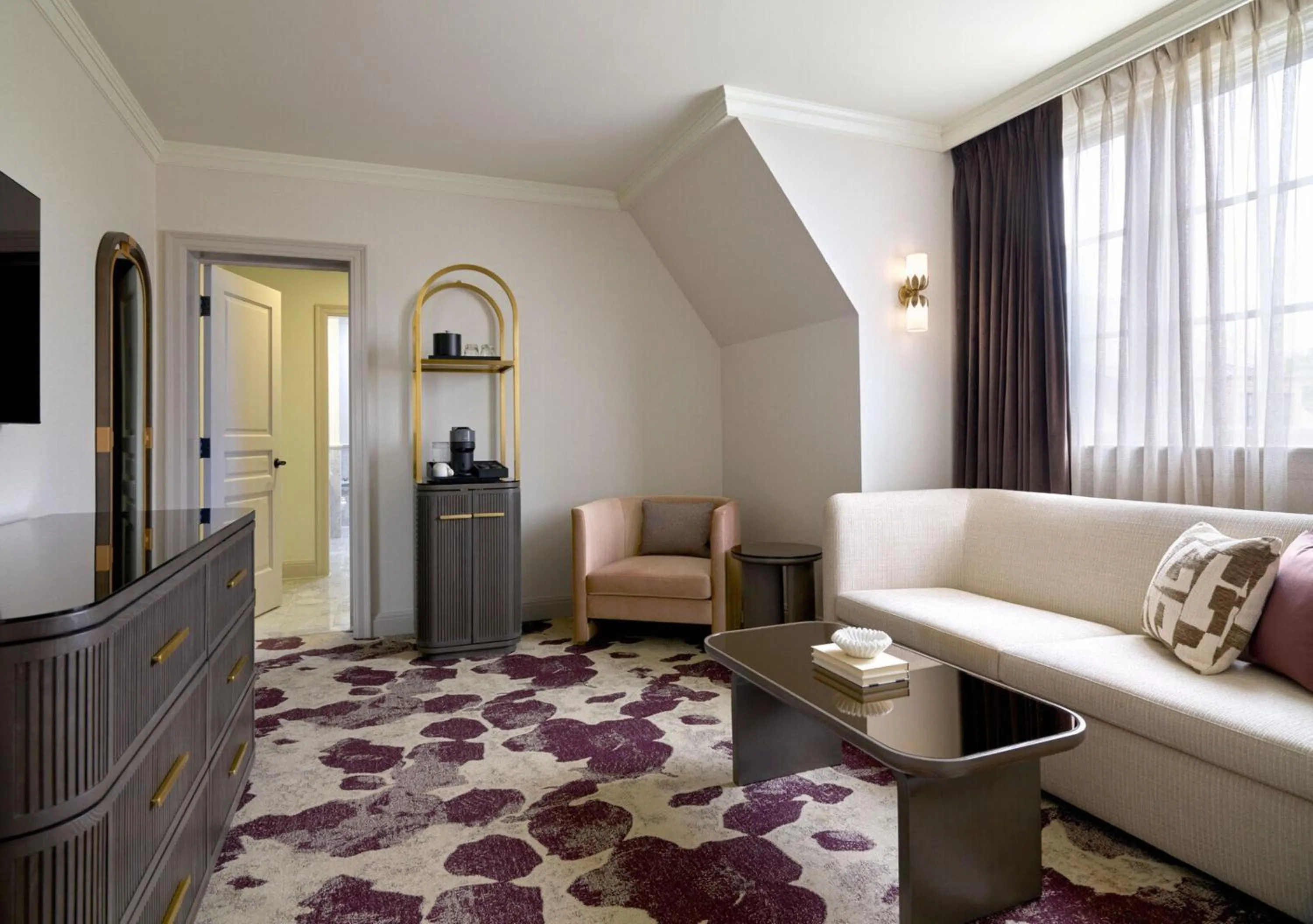 TV and multimedia in Royal Park Hotel