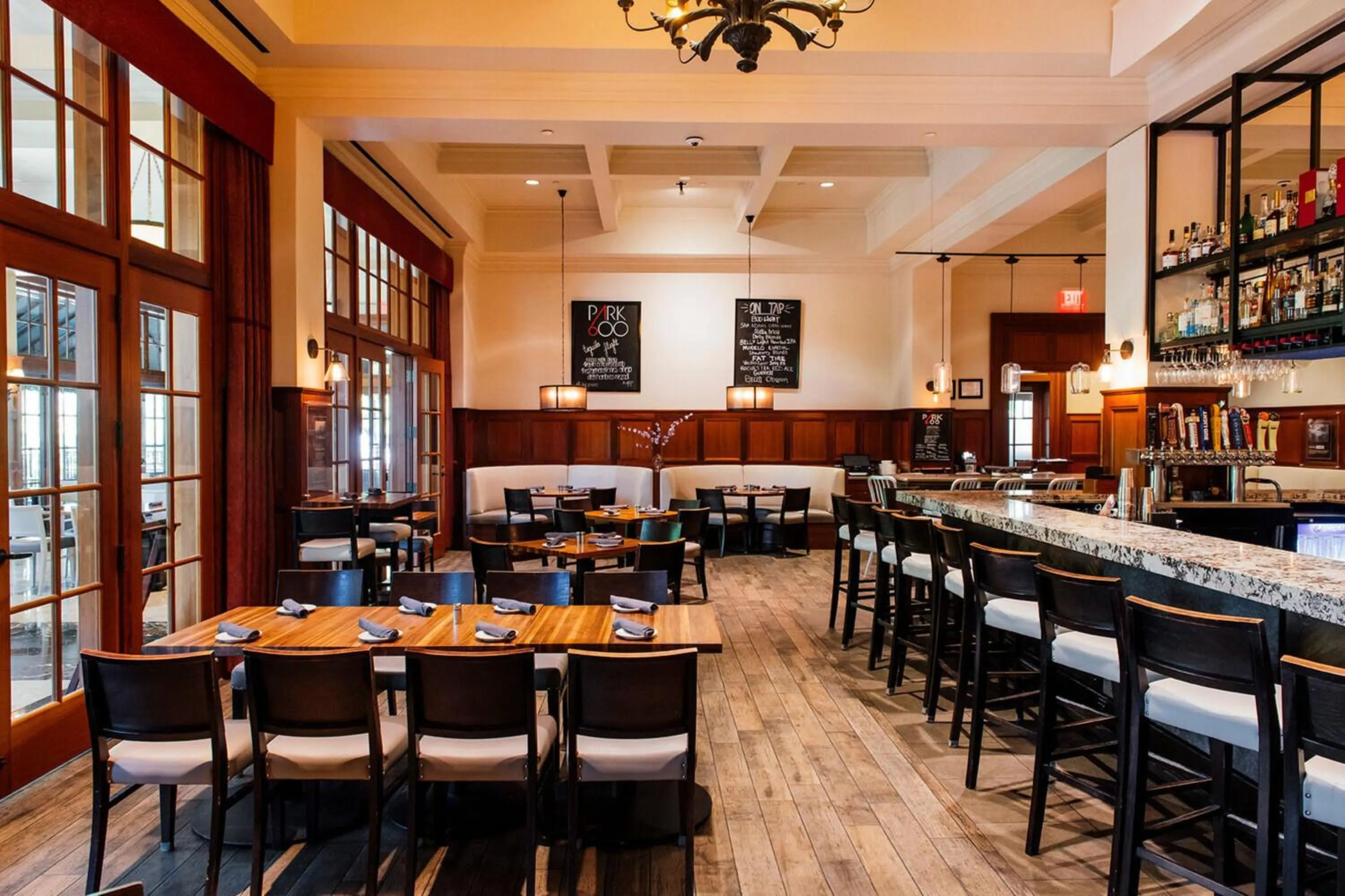 Restaurant/places to eat in Royal Park Hotel