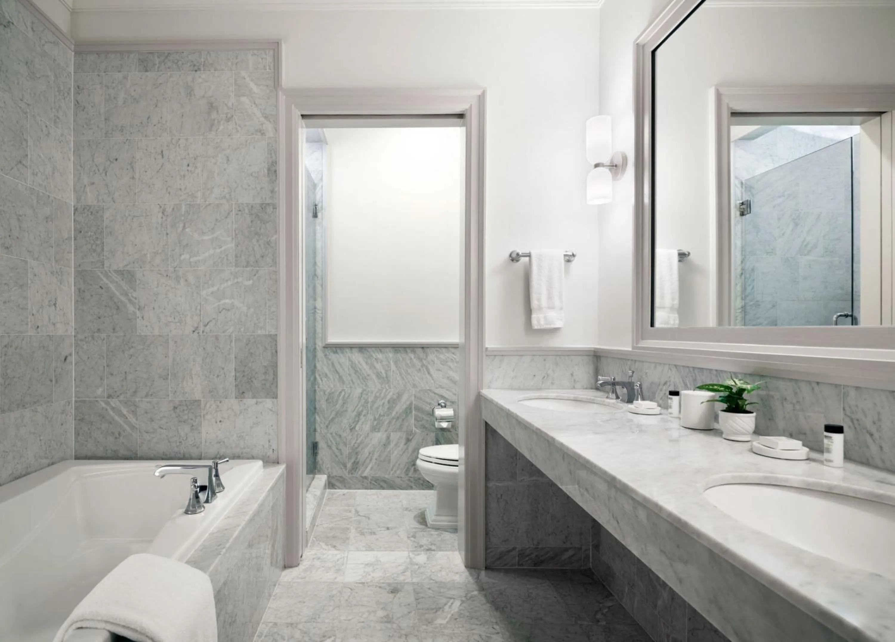 Toilet in Royal Park Hotel