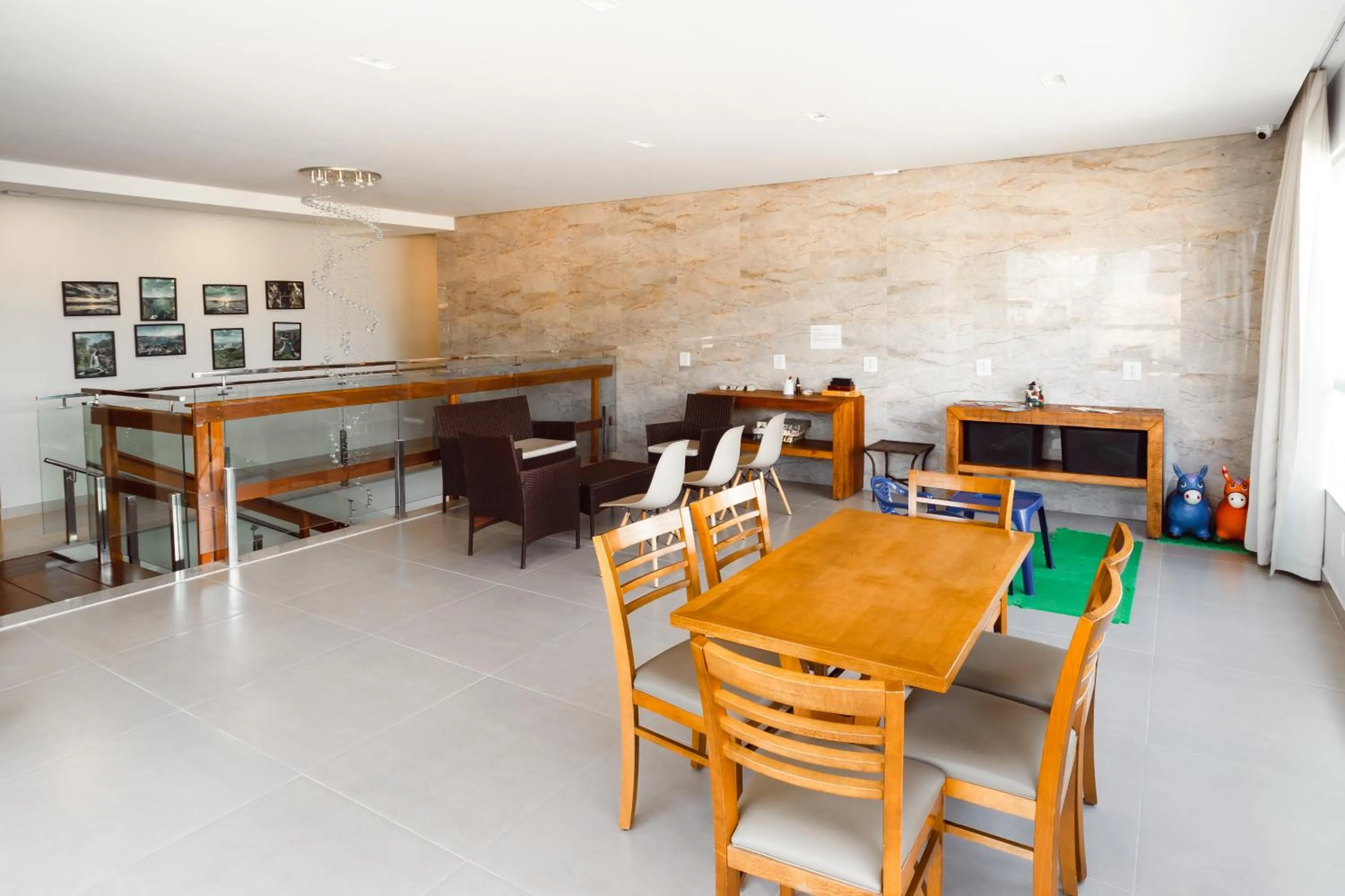 Communal lounge/ TV room in Pousada Viver Capitólio