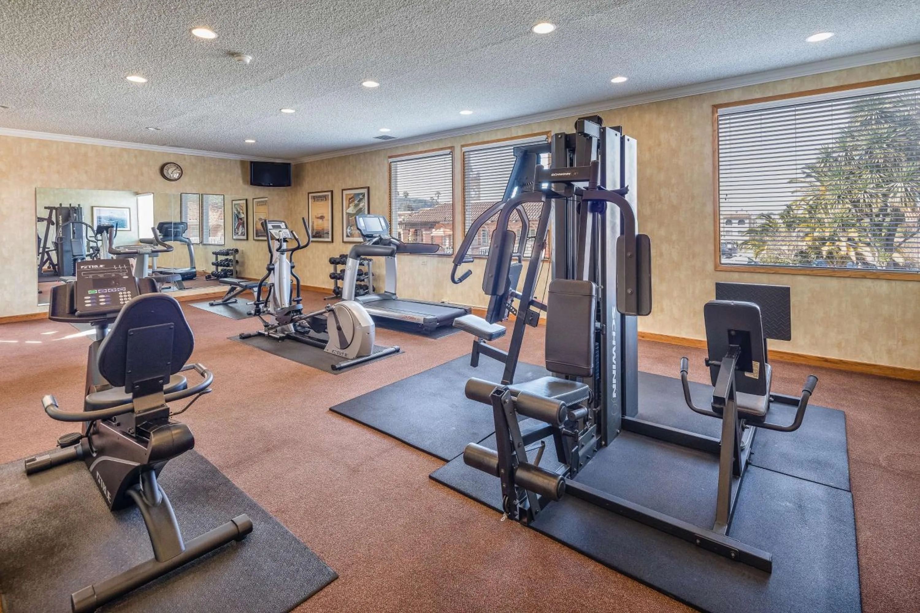 Fitness centre/facilities in SFO El Rancho Inn SureStay Collection by Best Western