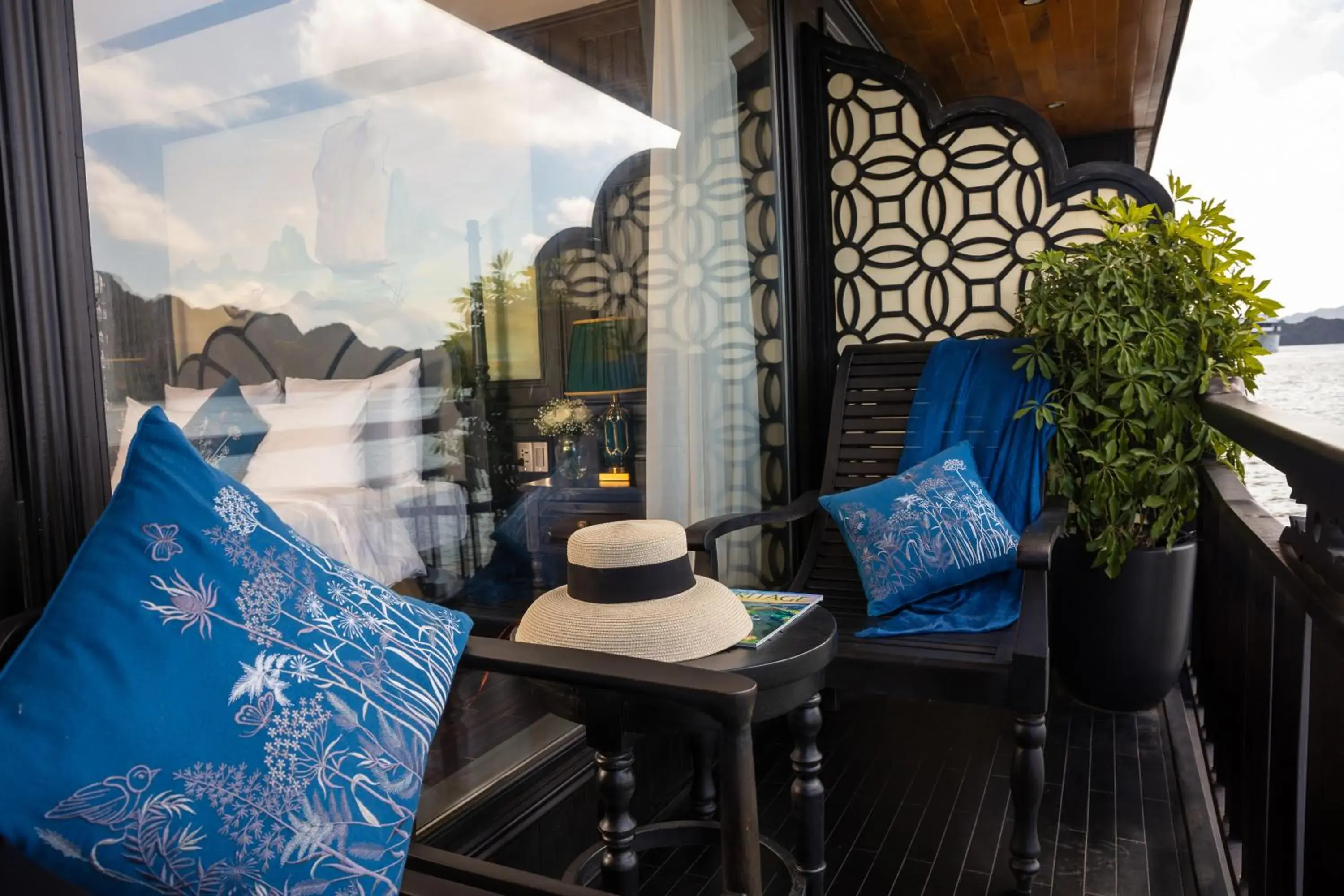 Lan Ha Suite with Private Balcony - 2 Days 1 Night in La Regina Grand Cruise Lan Ha Suite with Private Balcony - 2 Days 1 Night in La Regina Grand Cruise