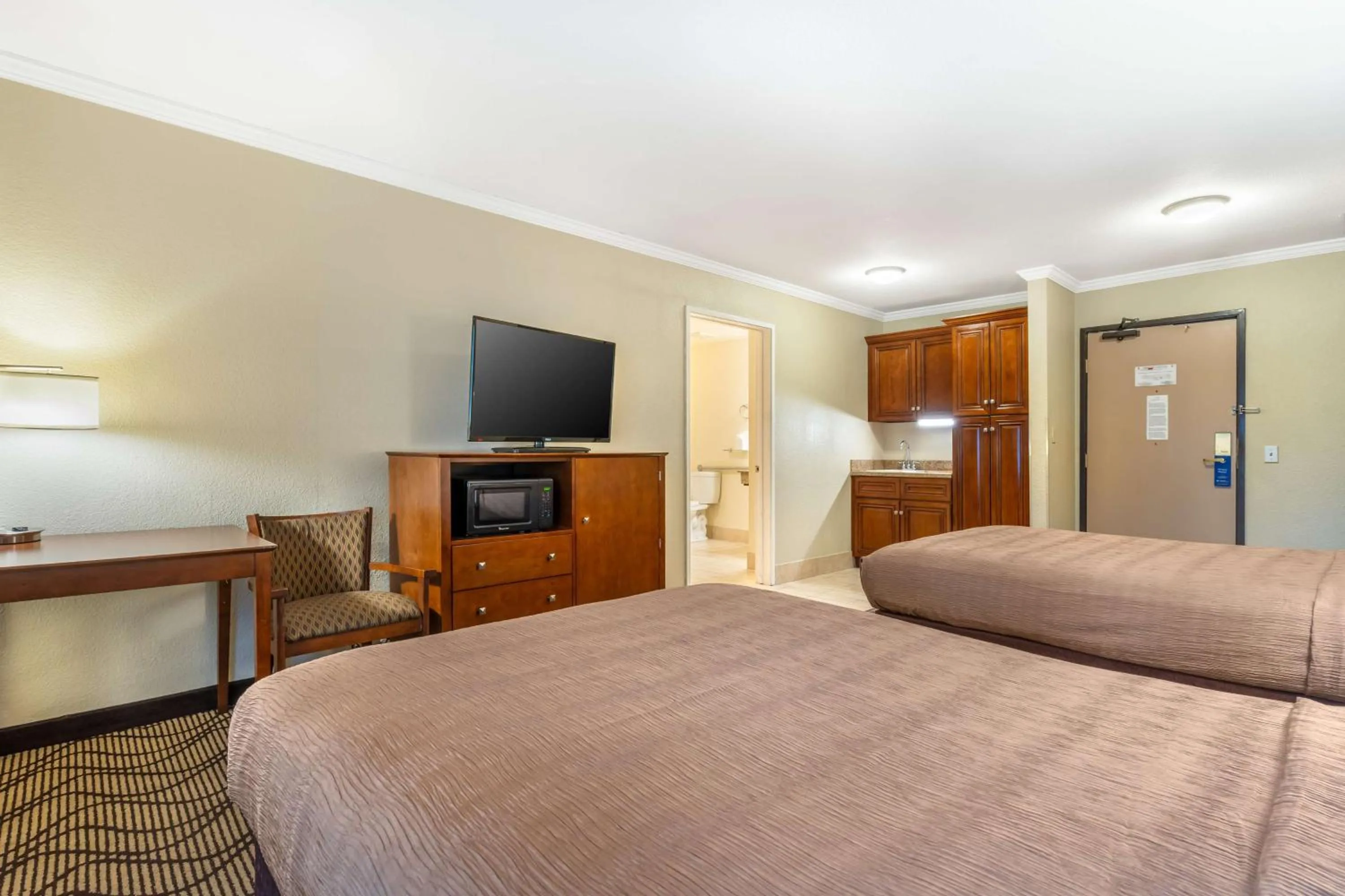 Bedroom, Bed in Best Western John Muir Inn