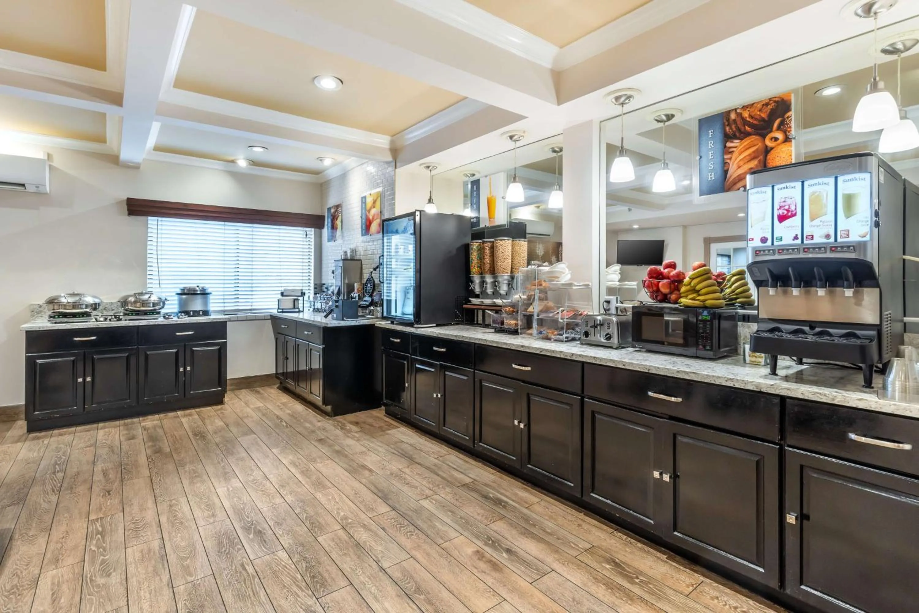 Breakfast in Best Western John Muir Inn