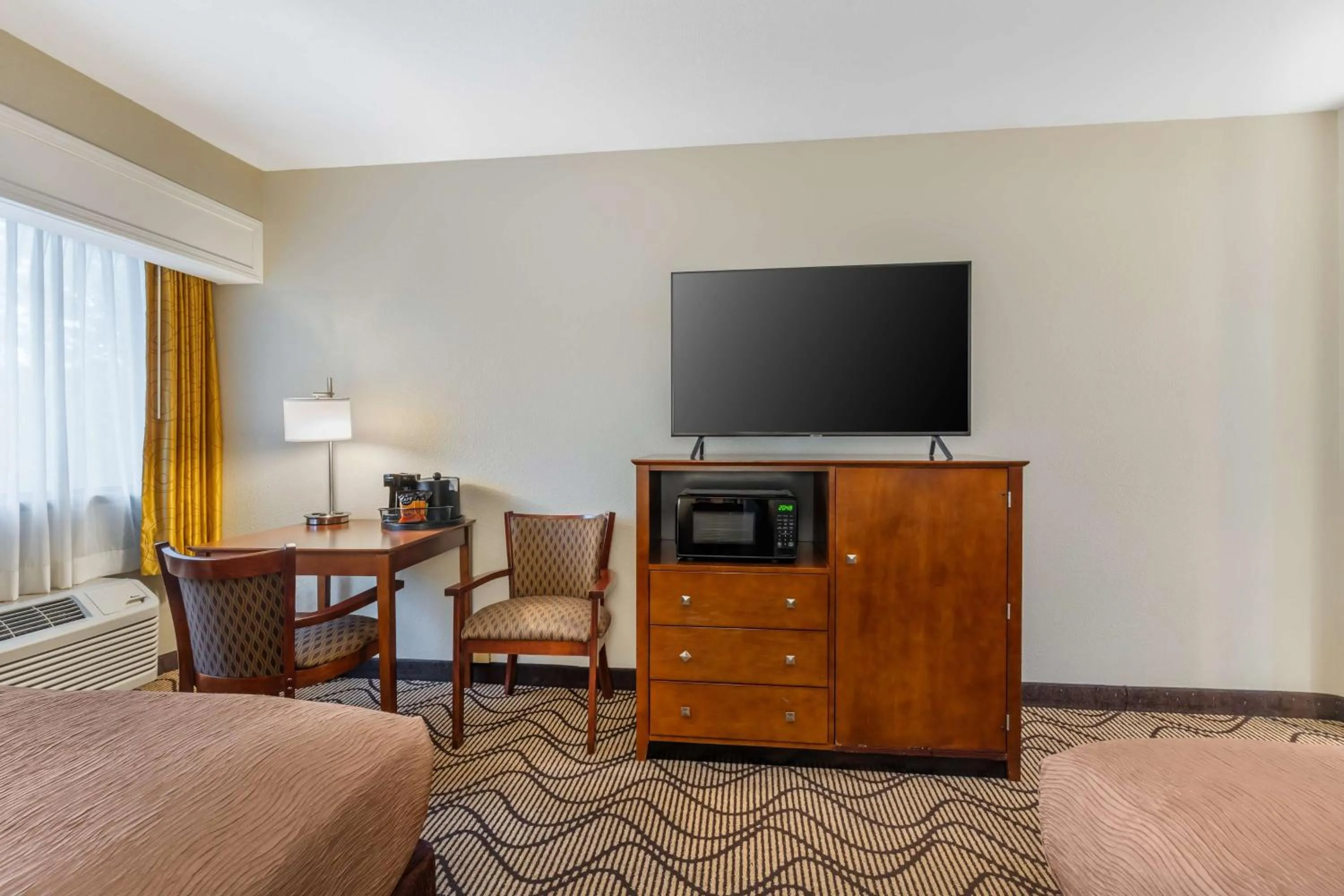 Bedroom, Bed in Best Western John Muir Inn
