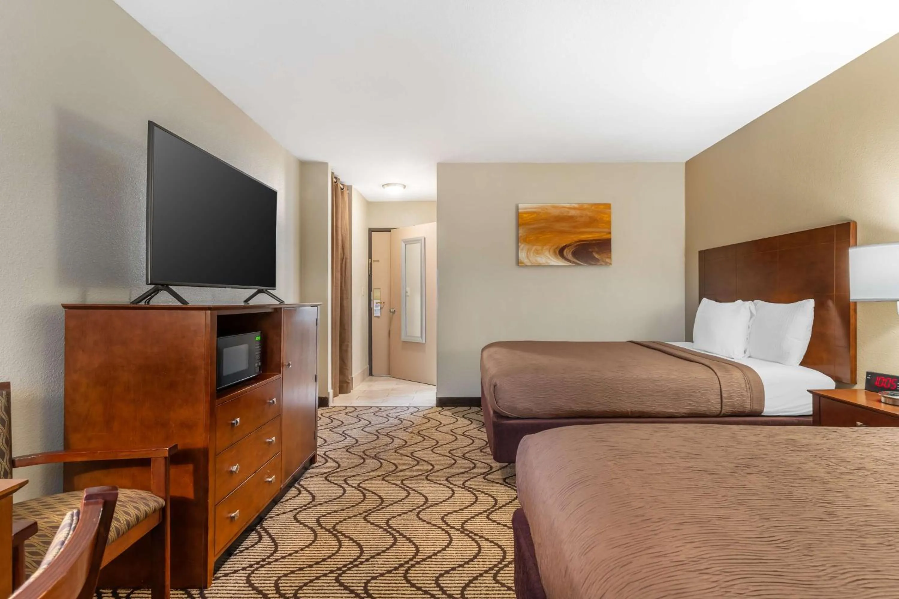 Bedroom, Bed in Best Western John Muir Inn