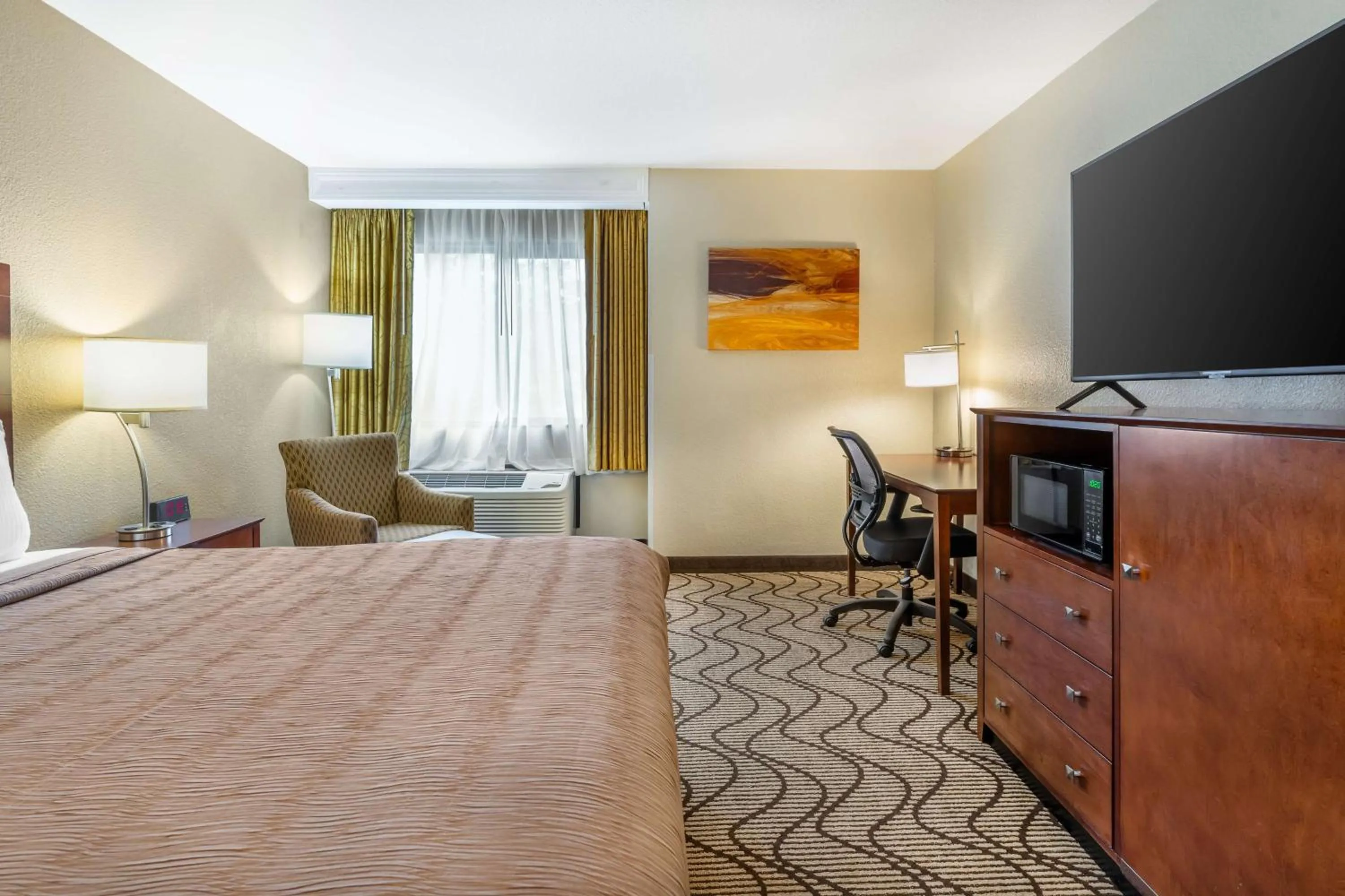 Bedroom, Bed in Best Western John Muir Inn