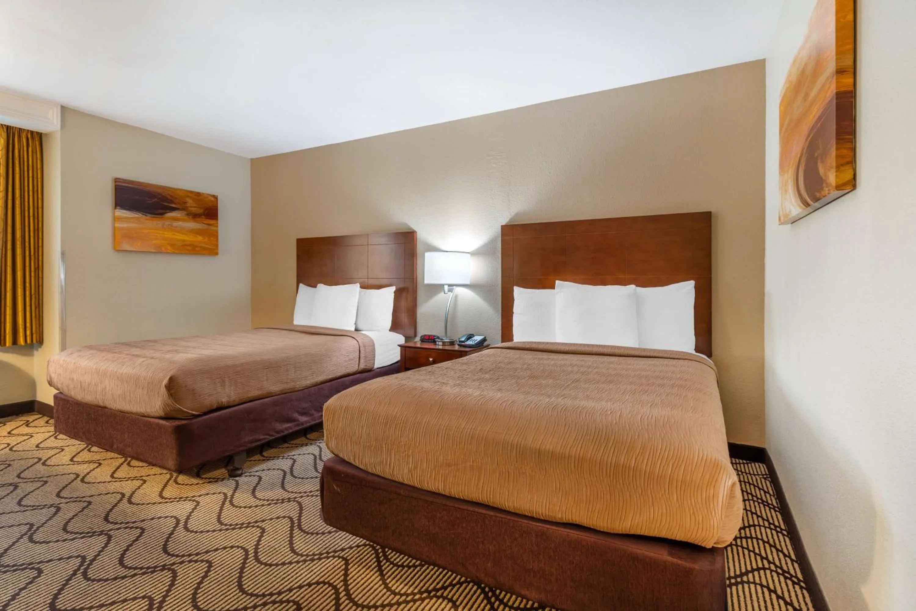 Bedroom, Bed in Best Western John Muir Inn