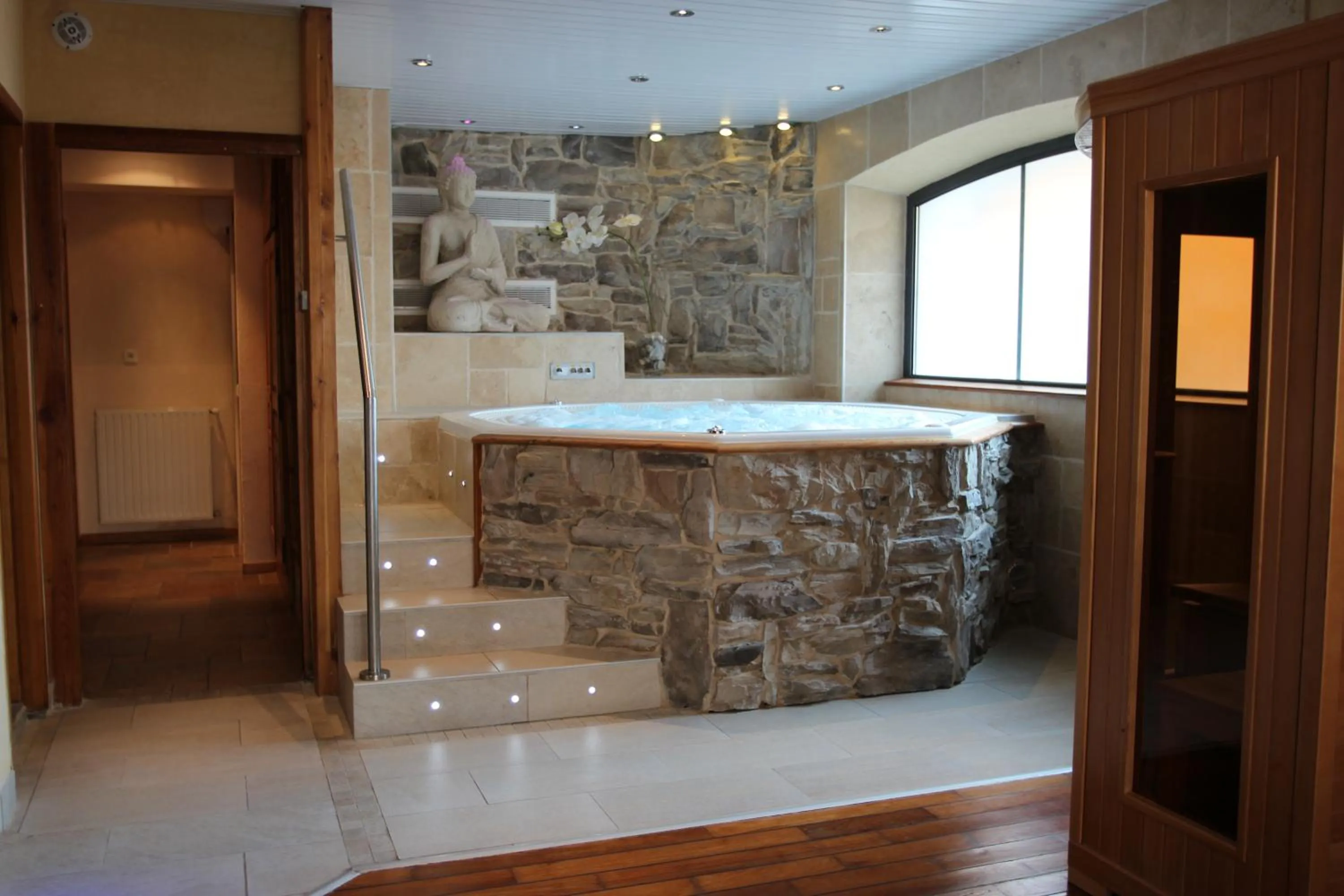 Sauna in Logis Hôtel & Spa Les Autanes