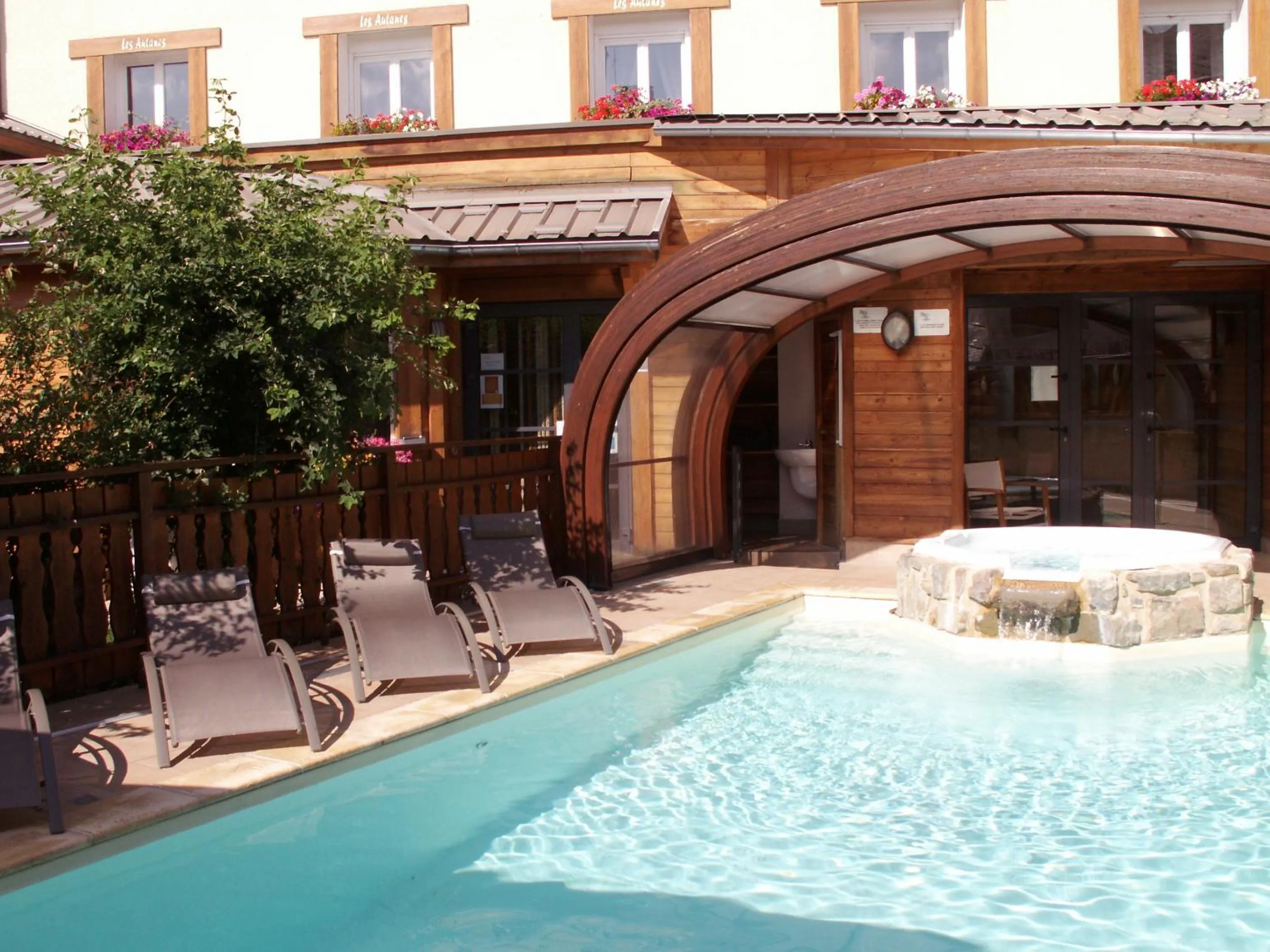 Swimming pool in Logis Hôtel & Spa Les Autanes