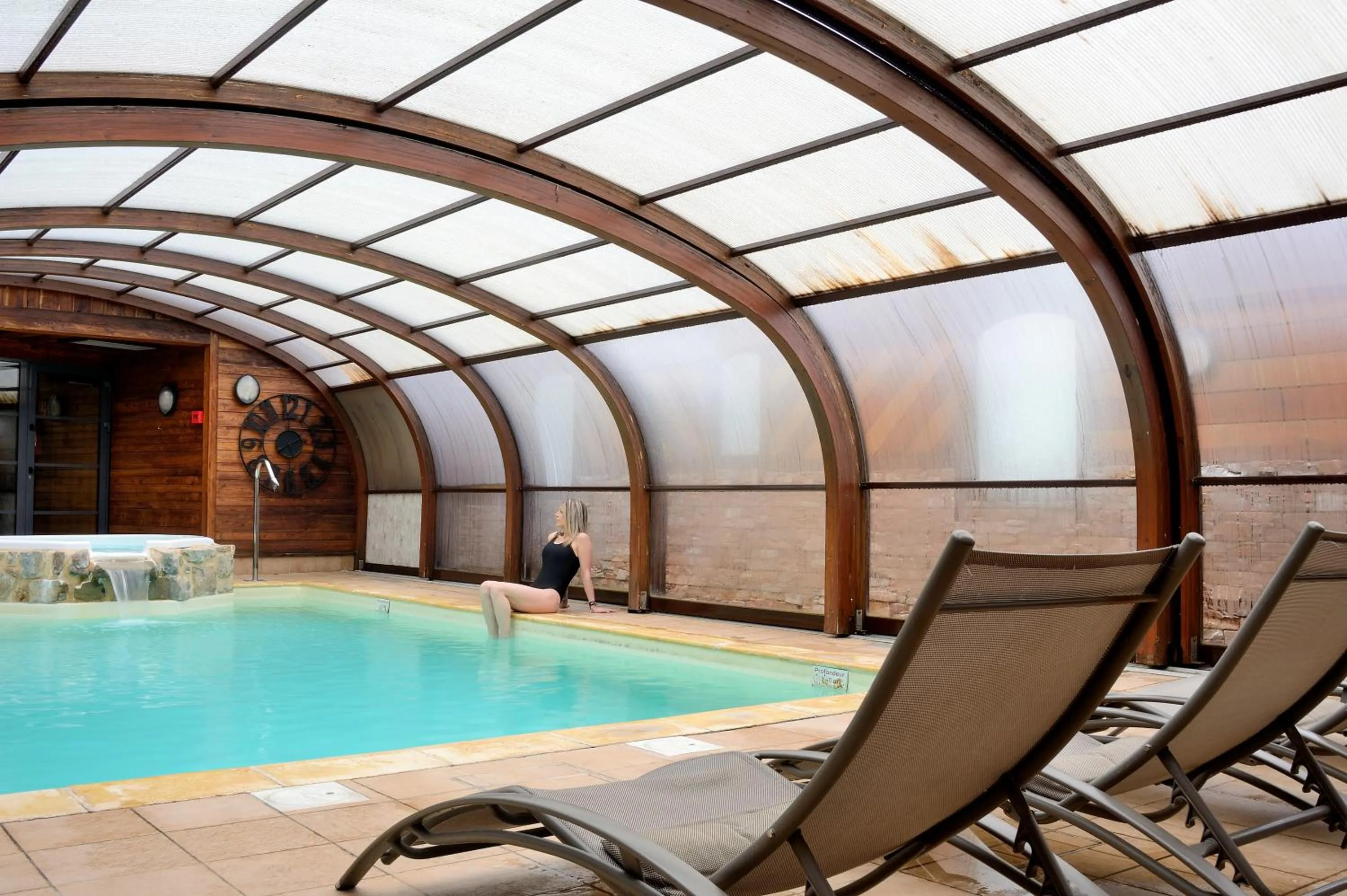 Swimming pool in Logis Hôtel & Spa Les Autanes