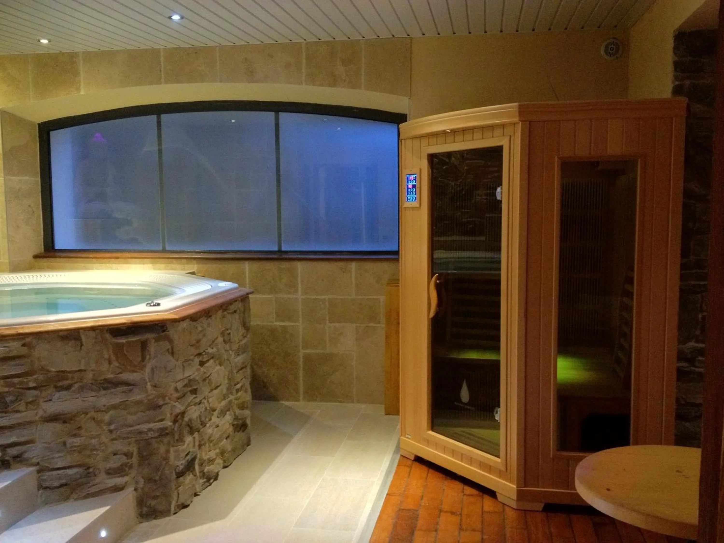 Hot Tub in Logis Hôtel & Spa Les Autanes