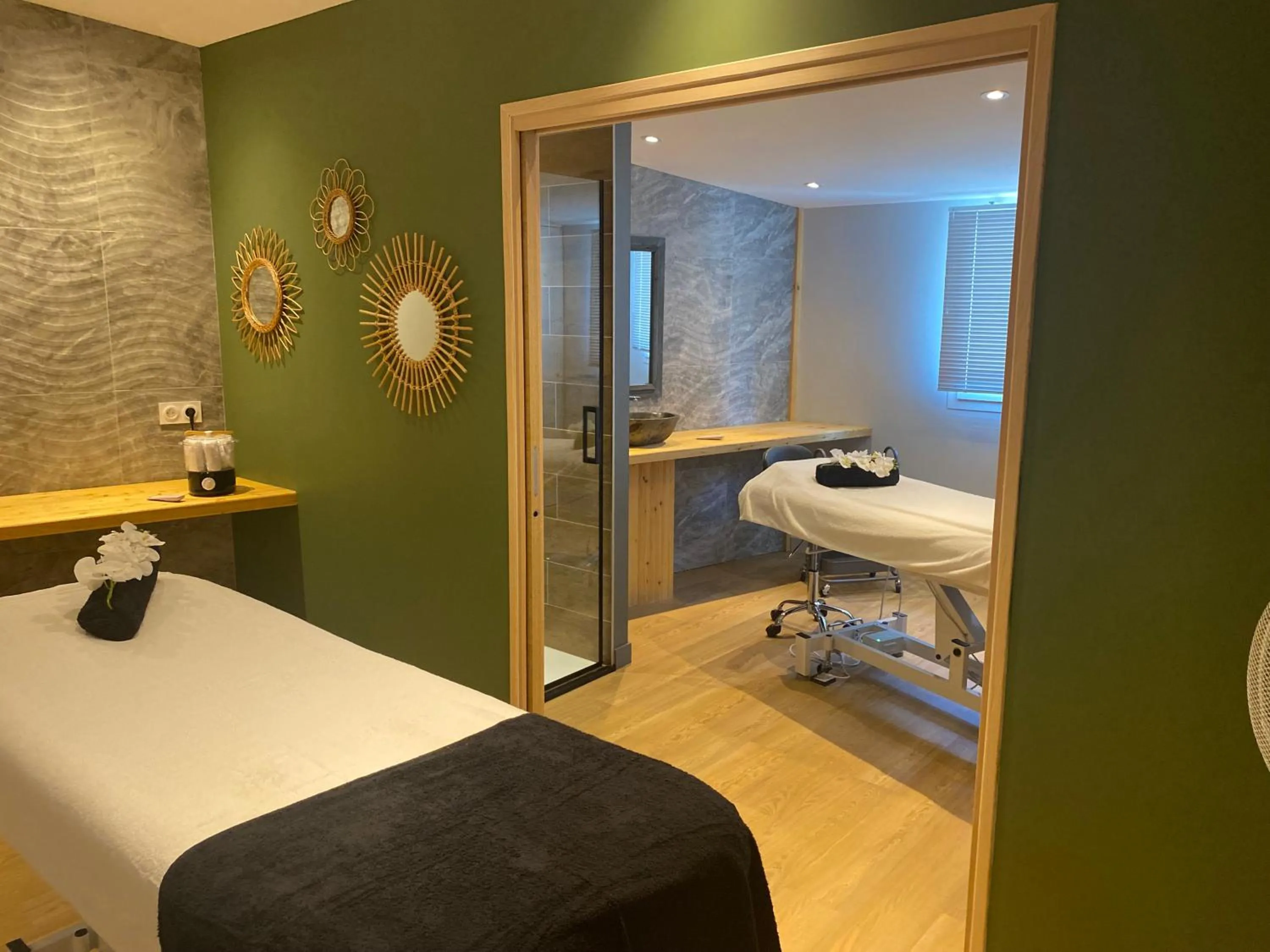 Massage in Logis Hôtel & Spa Les Autanes