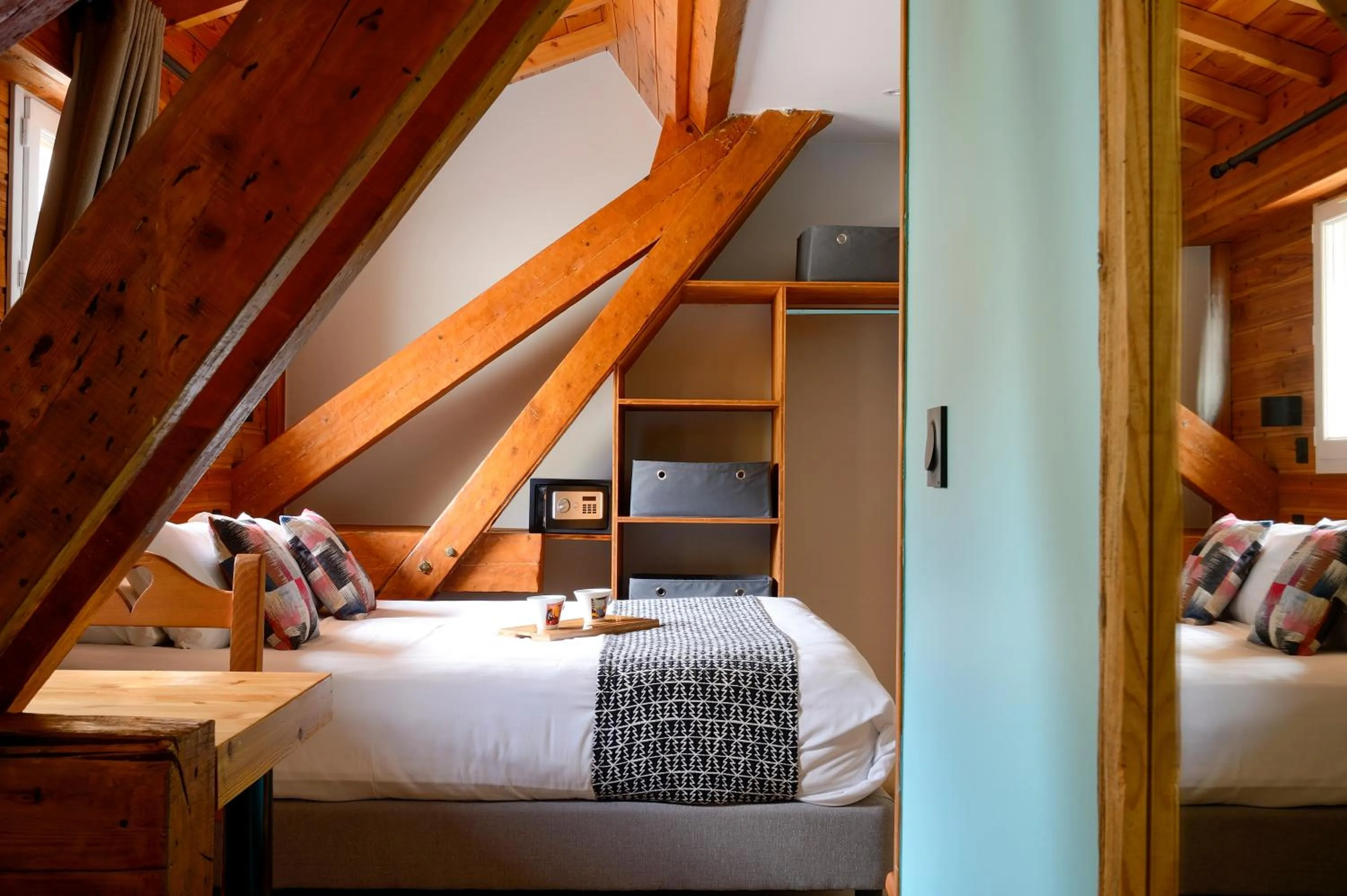 Property building, Bed in Logis Hôtel & Spa Les Autanes