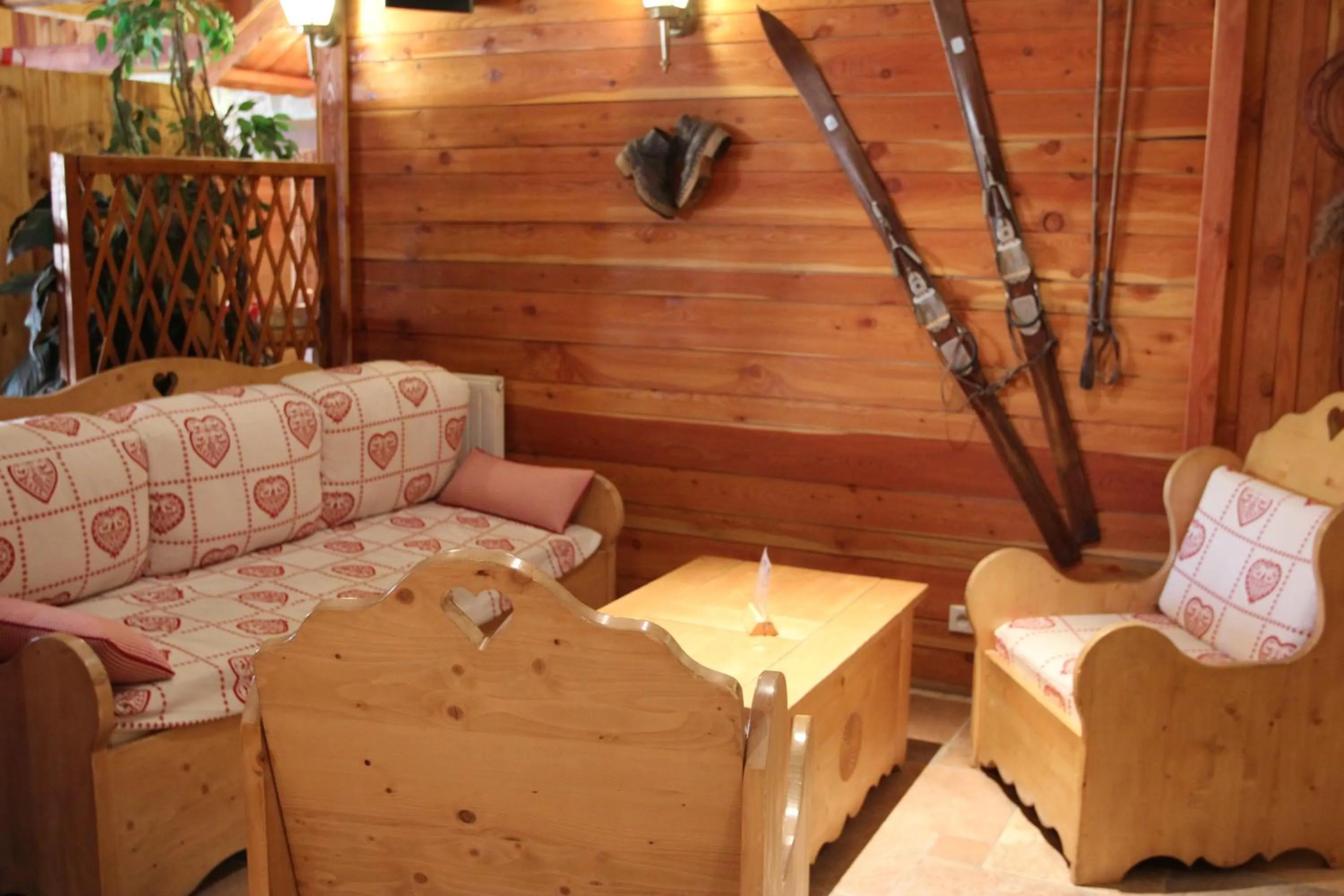 Lounge or bar in Logis Hôtel & Spa Les Autanes