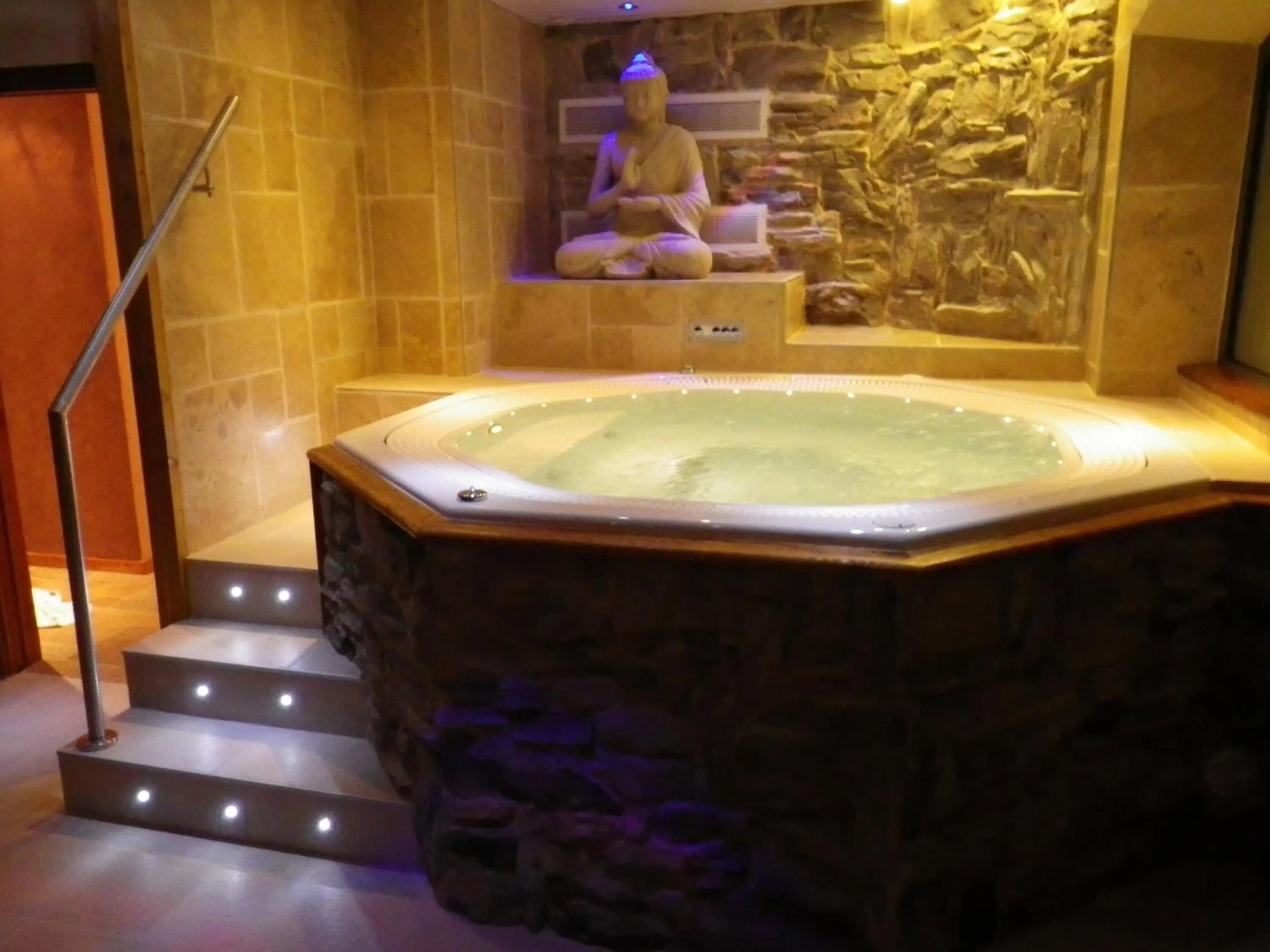 Spa and wellness centre/facilities in Logis Hôtel & Spa Les Autanes