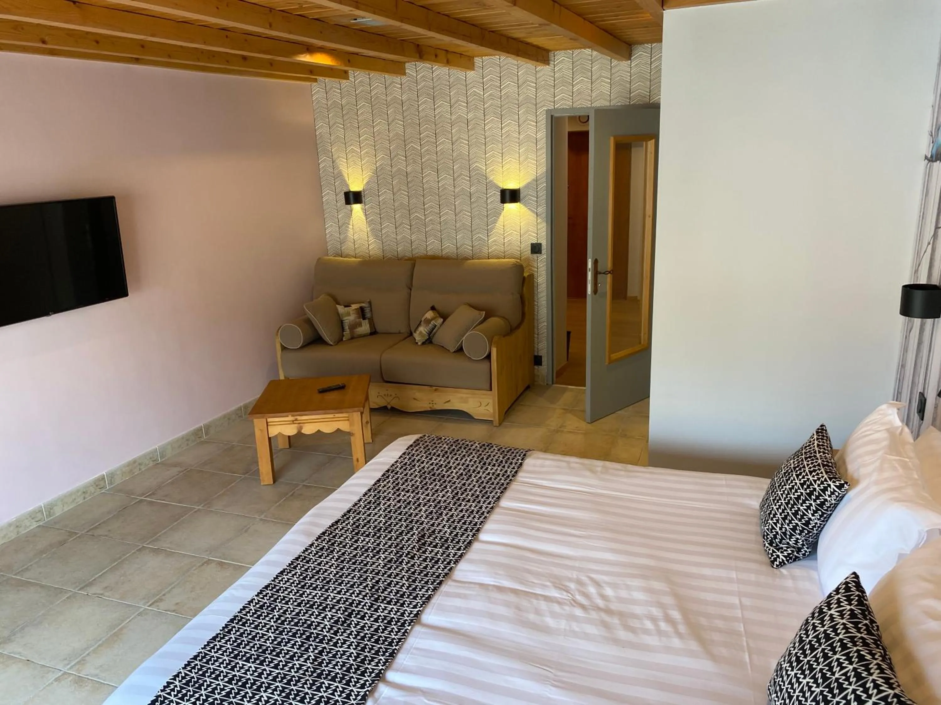 Bedroom, Bed in Logis Hôtel & Spa Les Autanes