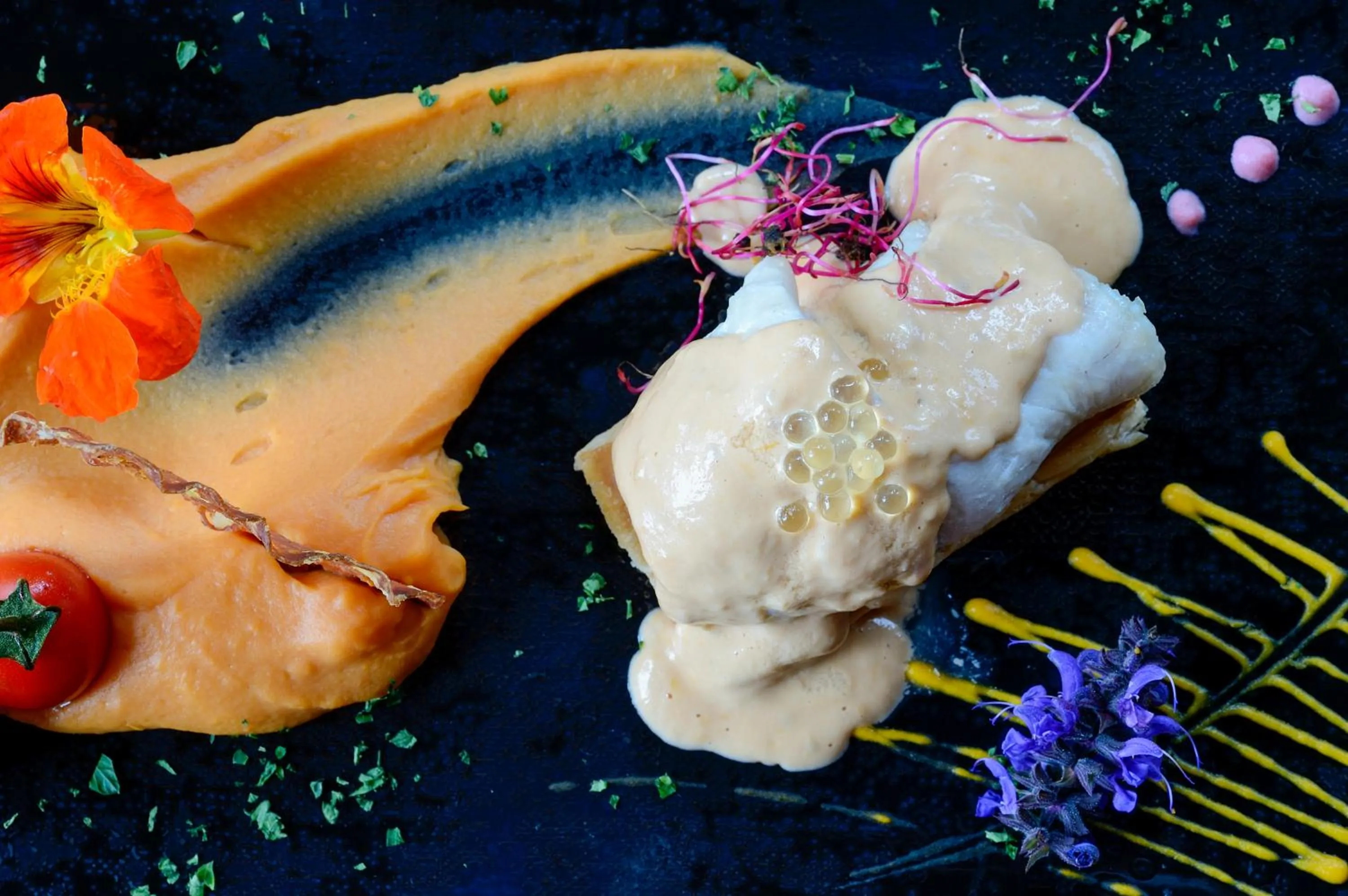 Meals in Logis Hôtel & Spa Les Autanes