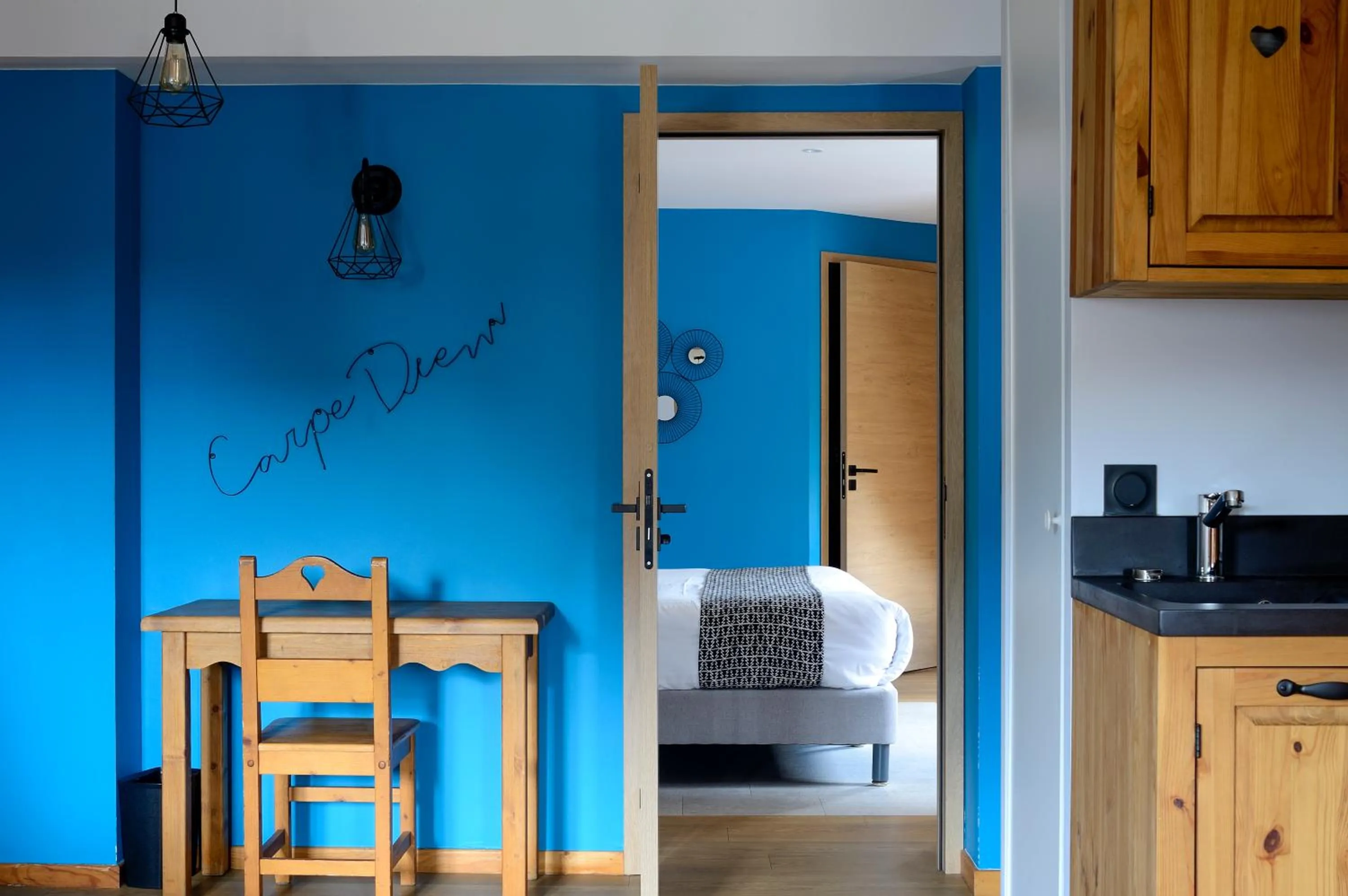 Property building, Bed in Logis Hôtel & Spa Les Autanes