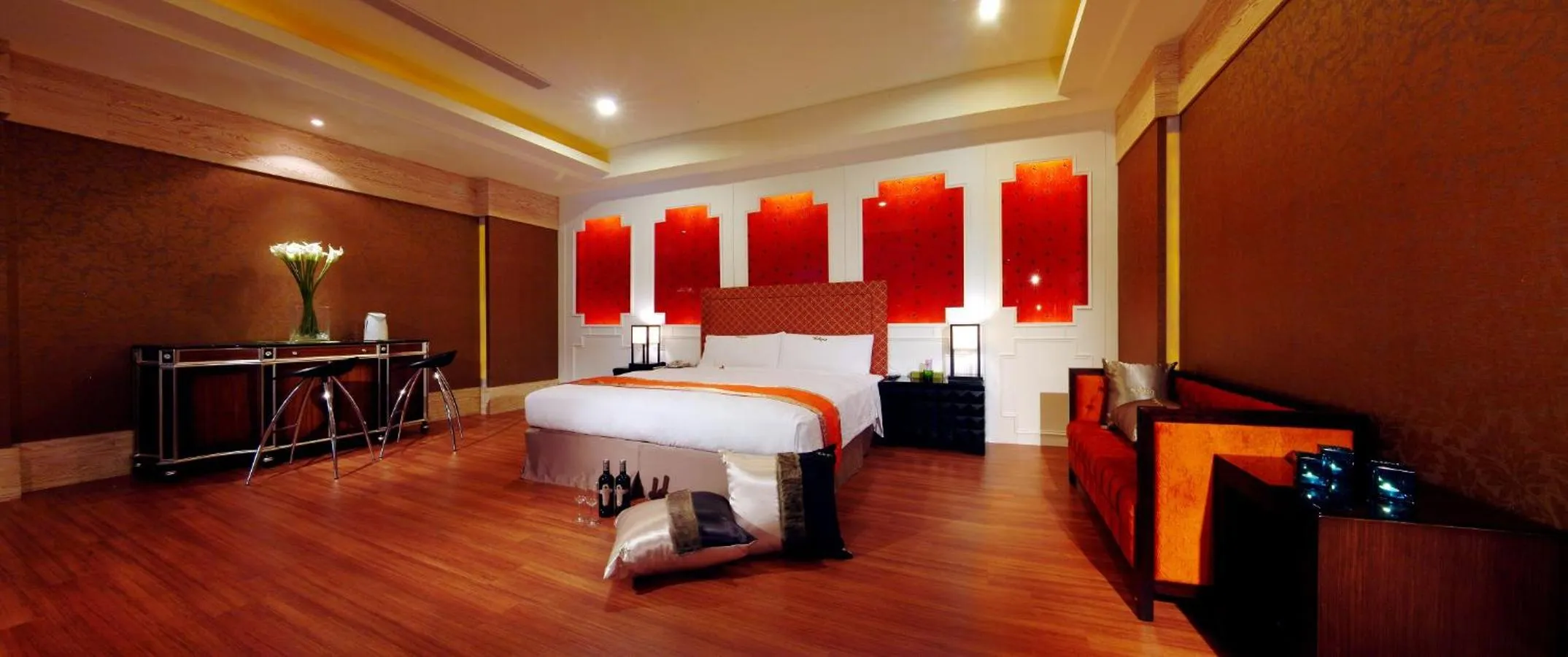 Photo of the whole room, Bed in Takao Love Motel