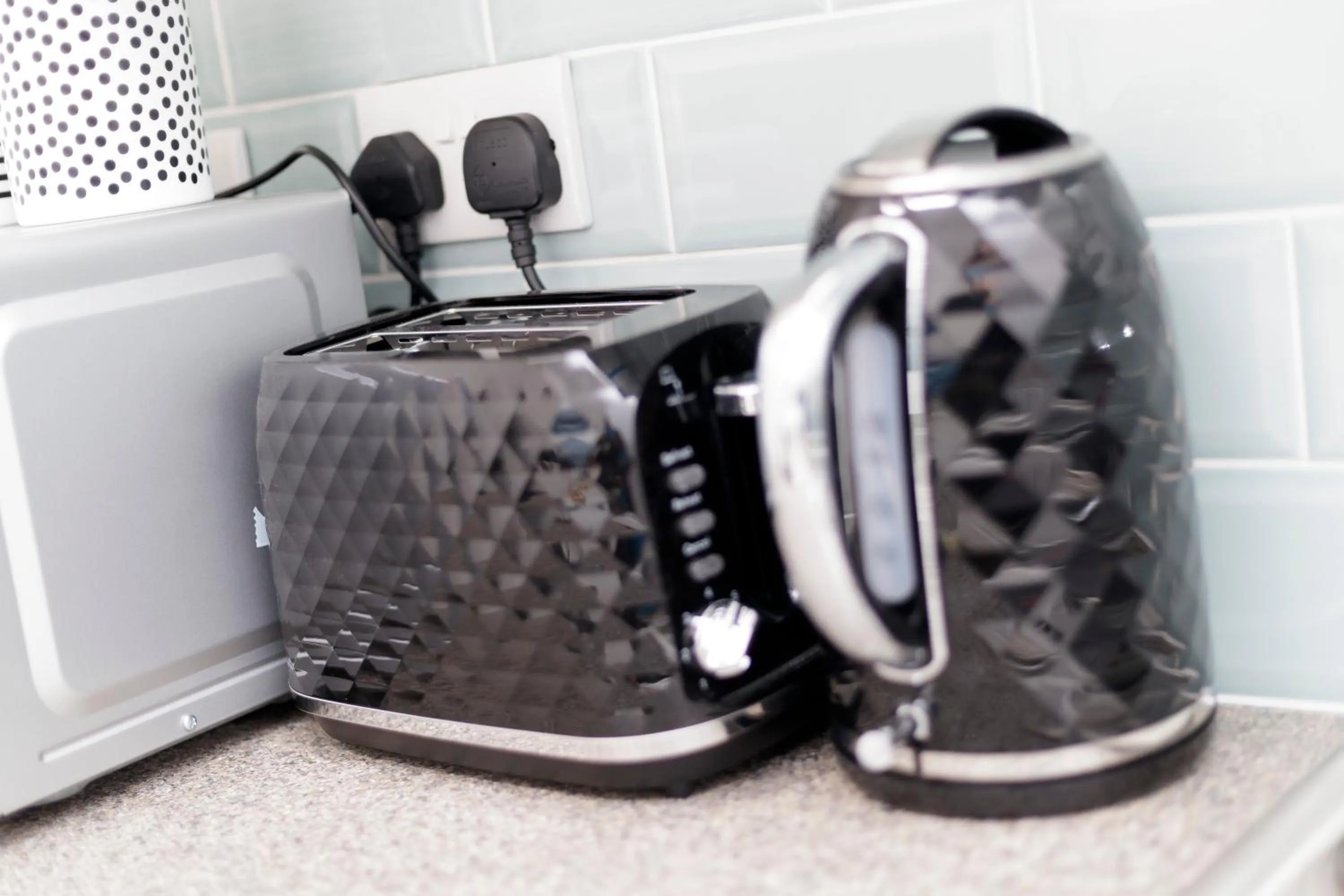 Kitchen or kitchenette in KIRKSTALL SERVICED APARTMENTS LEEDS