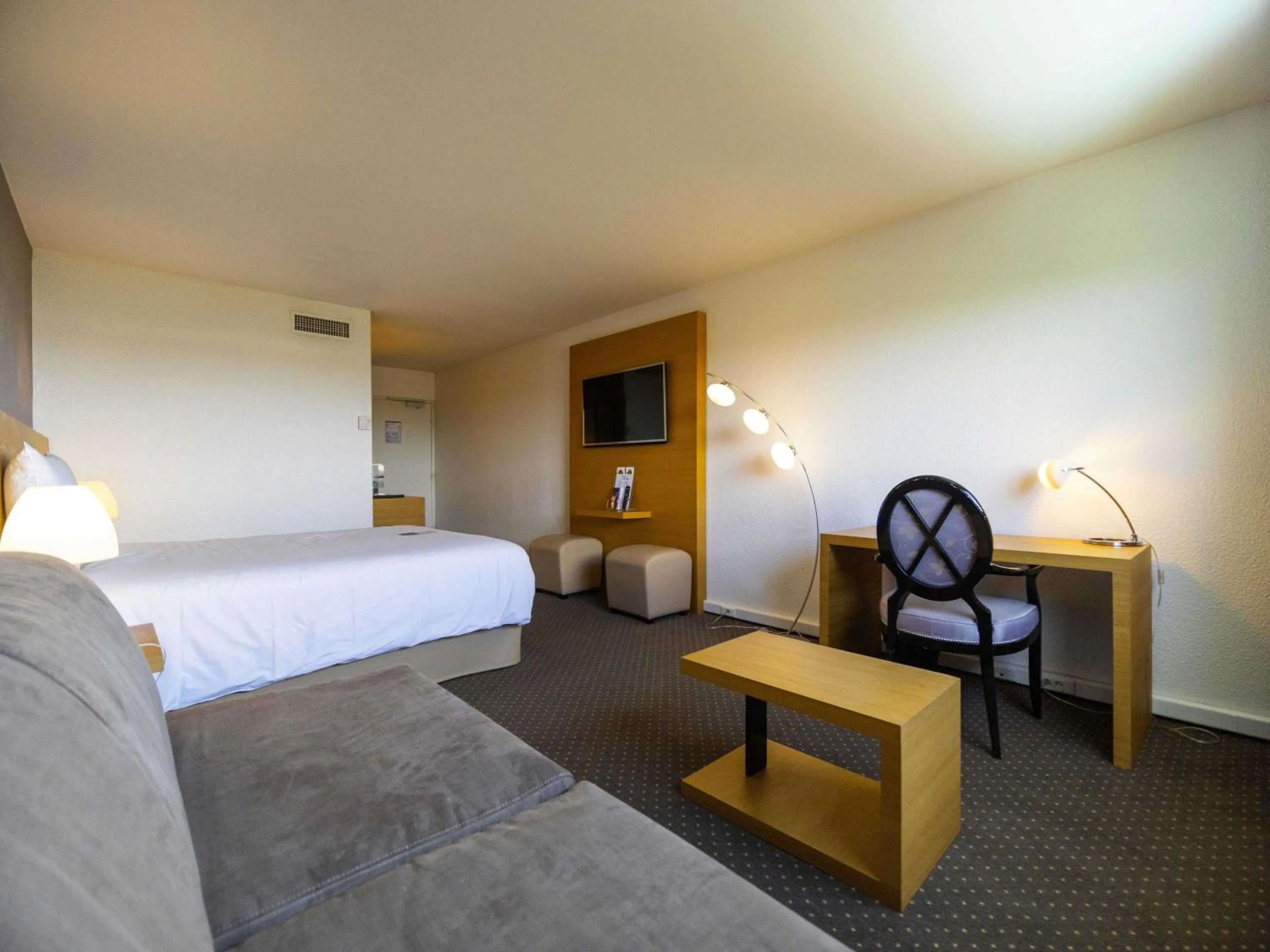 Bedroom, Bed in Mercure Bordeaux Lac