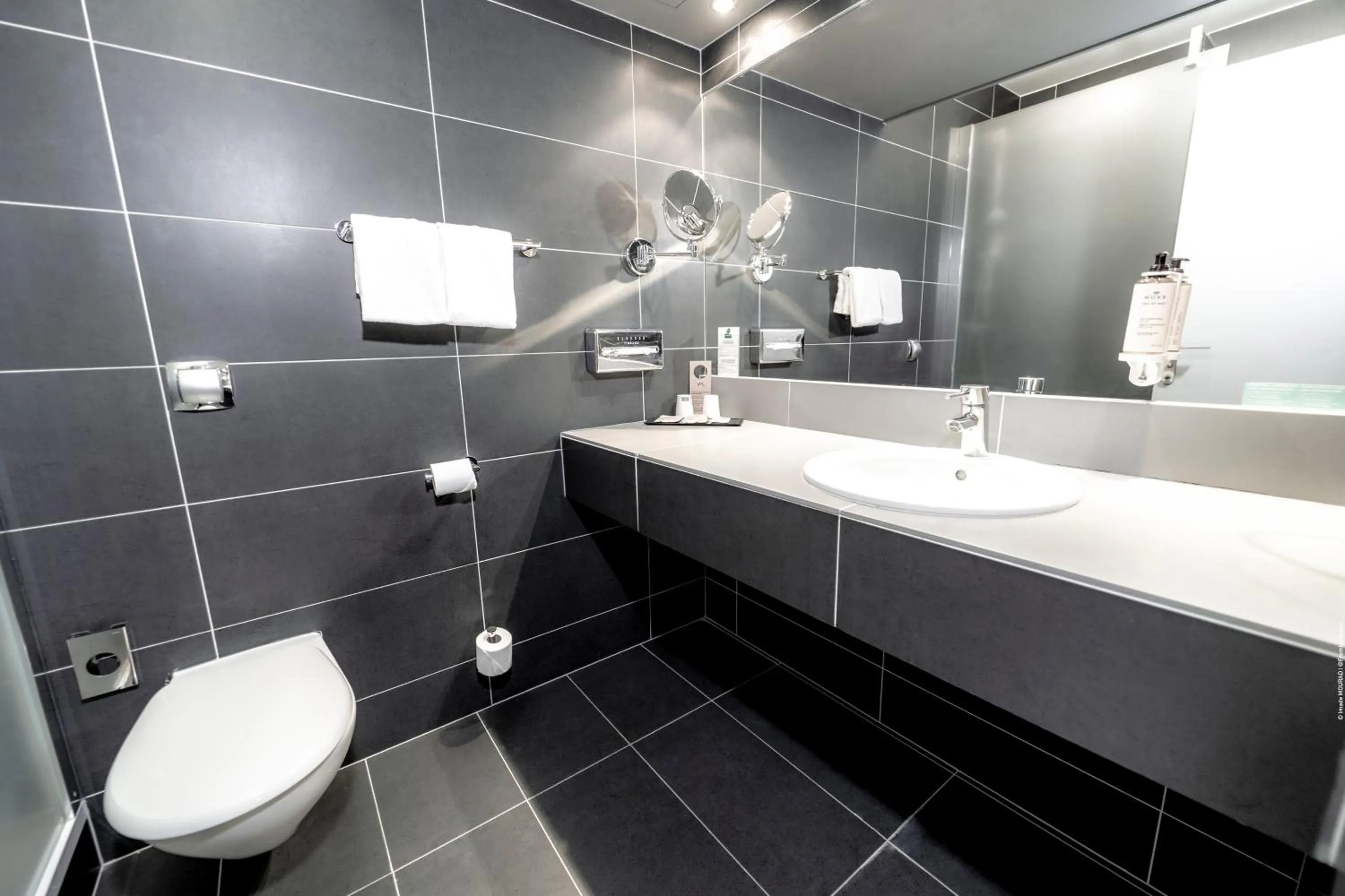 Bathroom in Mercure Bordeaux Lac