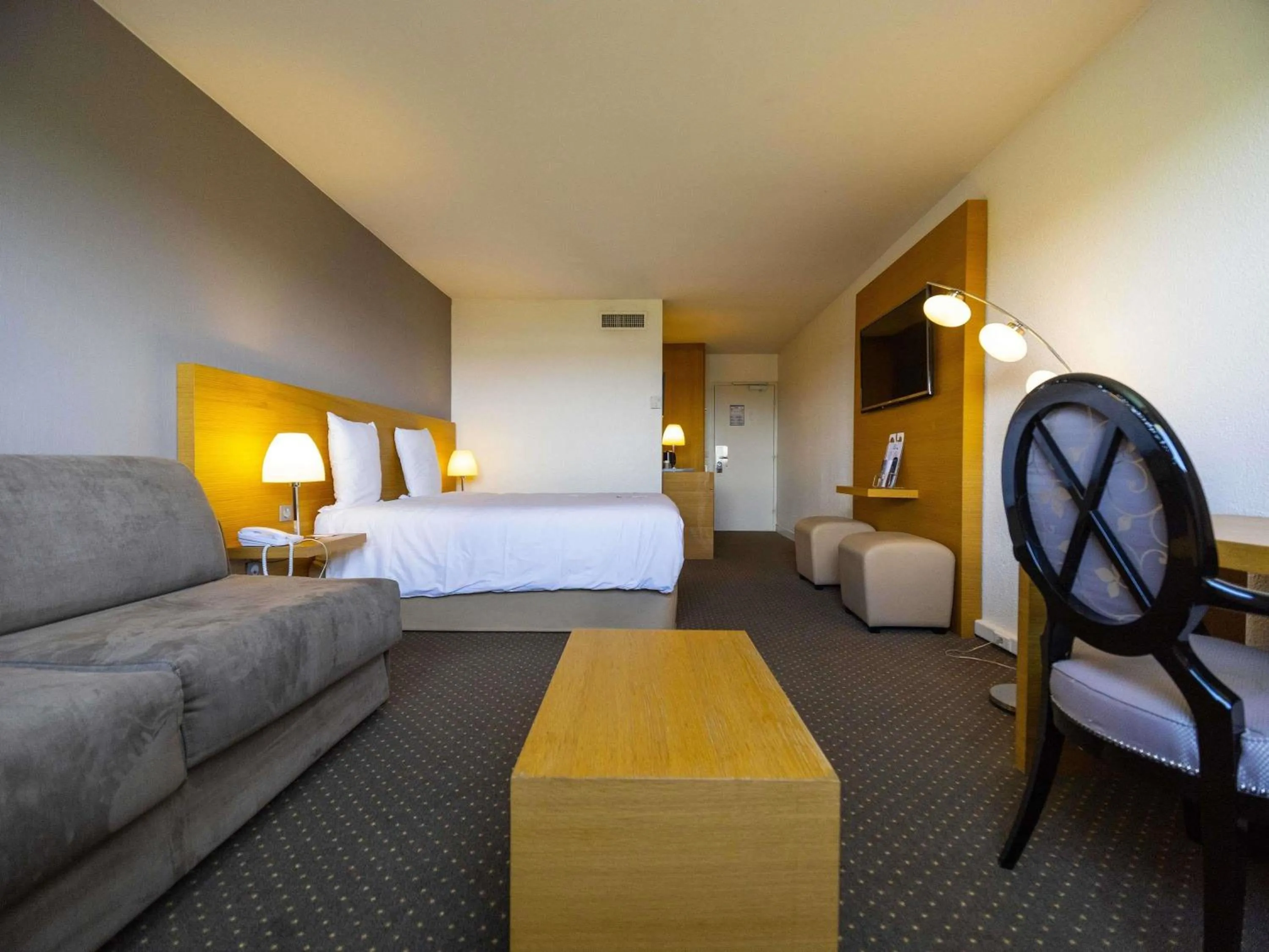 Bedroom, Bed in Mercure Bordeaux Lac