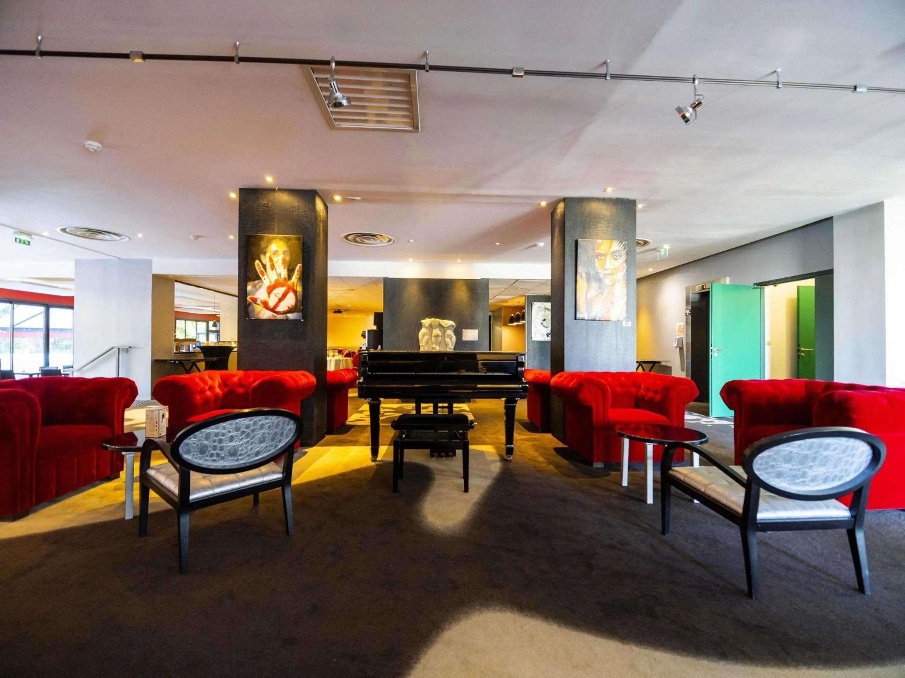 Property building in Mercure Bordeaux Lac