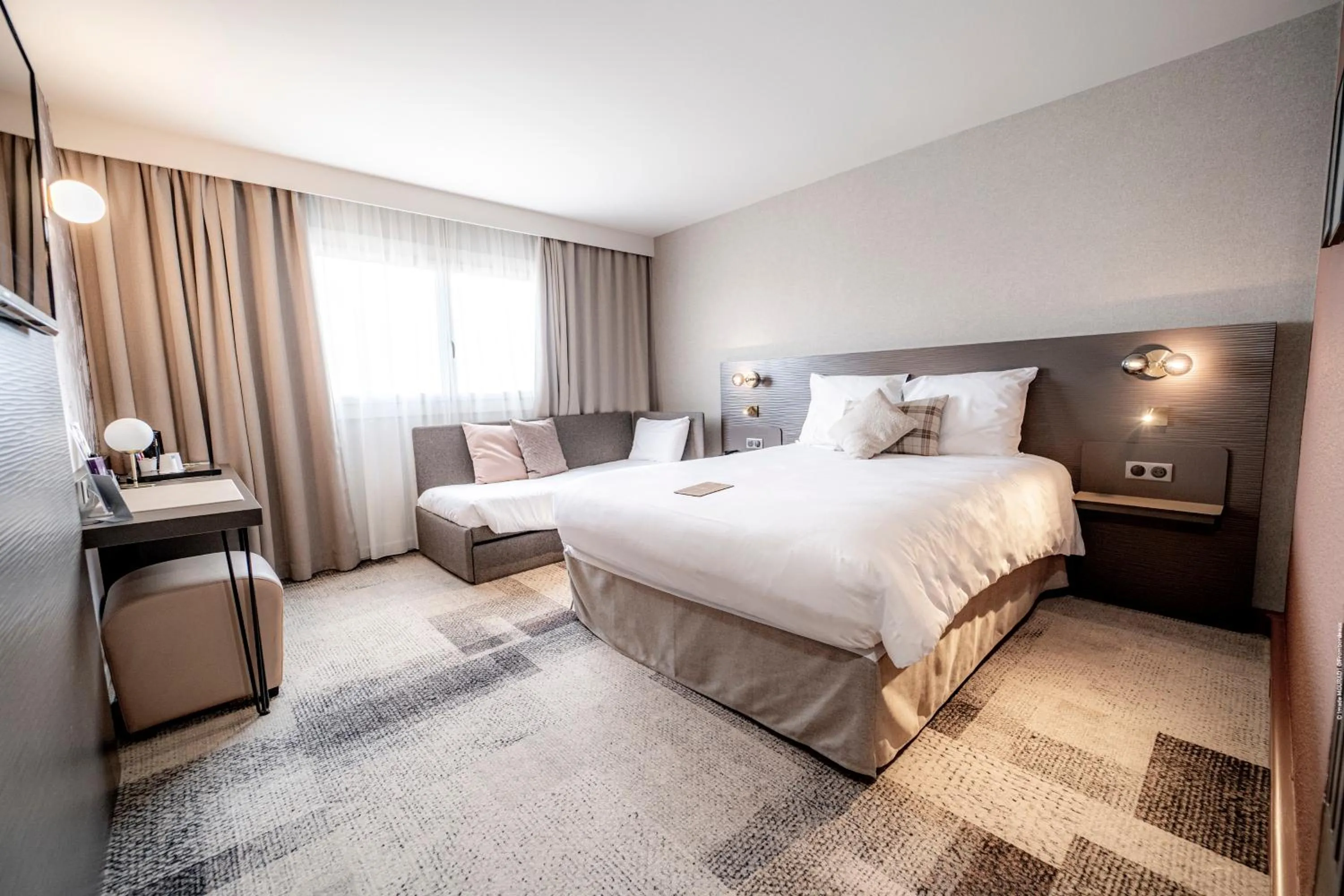 Bedroom, Bed in Mercure Bordeaux Lac