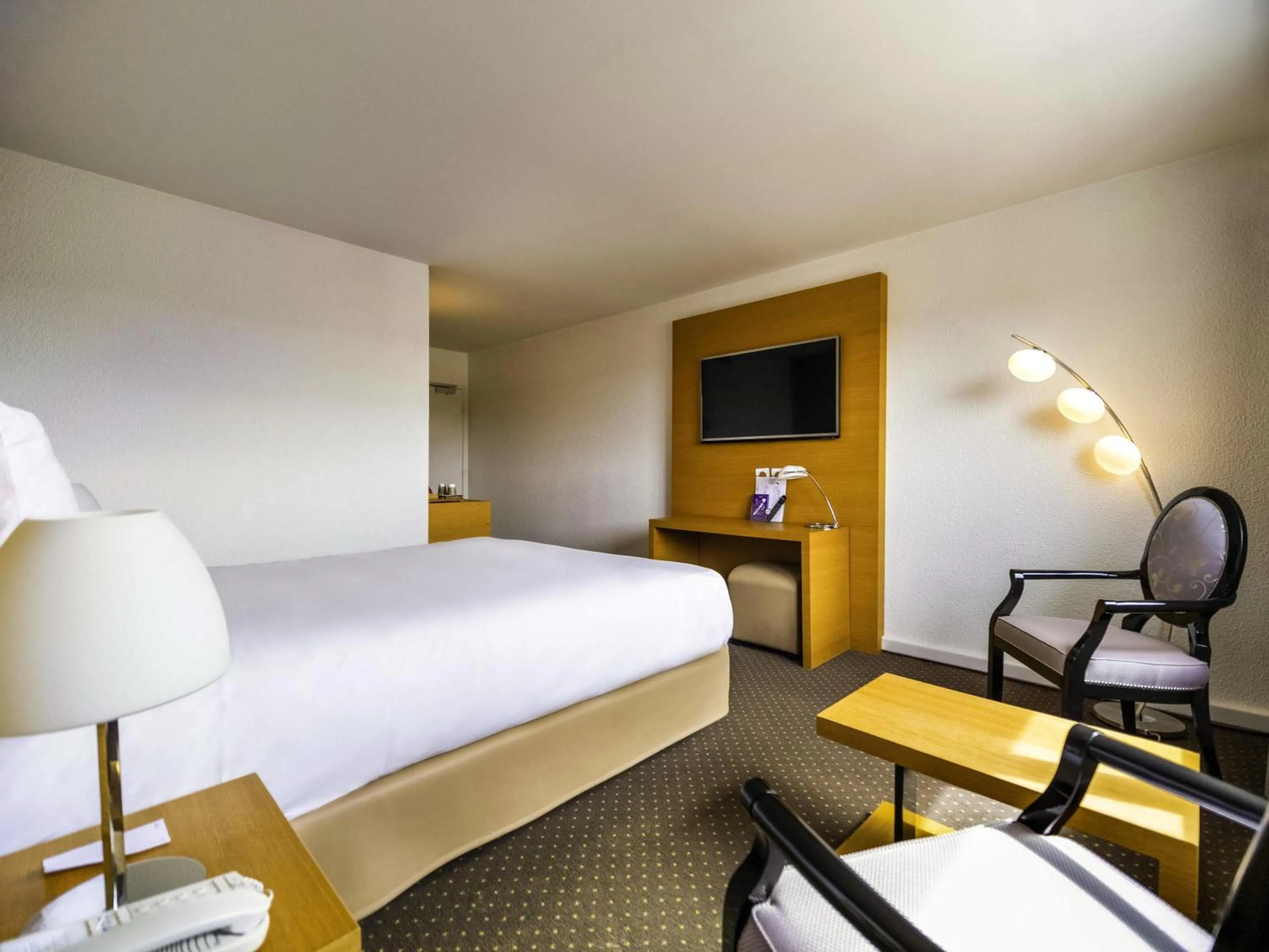 Bedroom, Bed in Mercure Bordeaux Lac