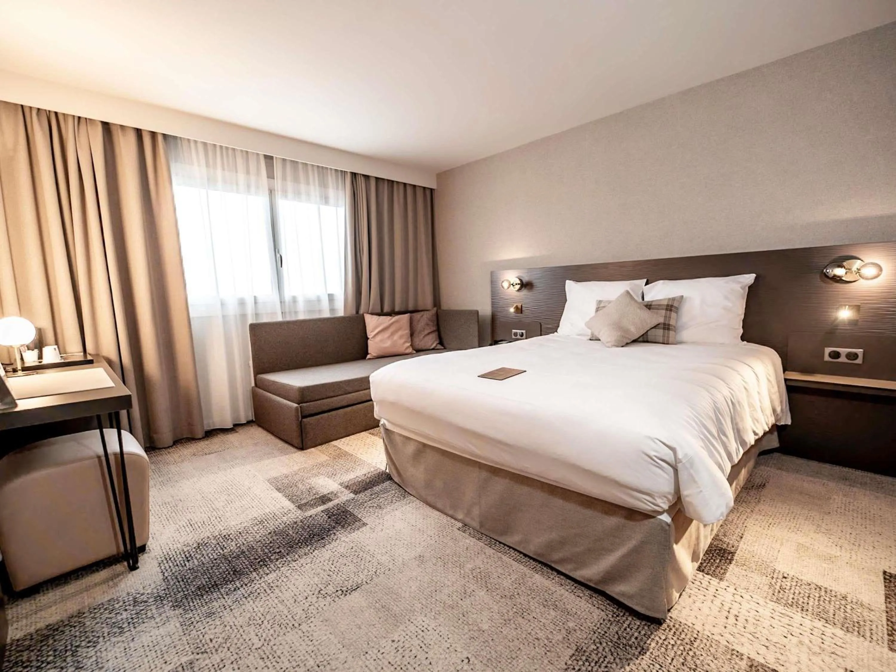 Bedroom, Bed in Mercure Bordeaux Lac