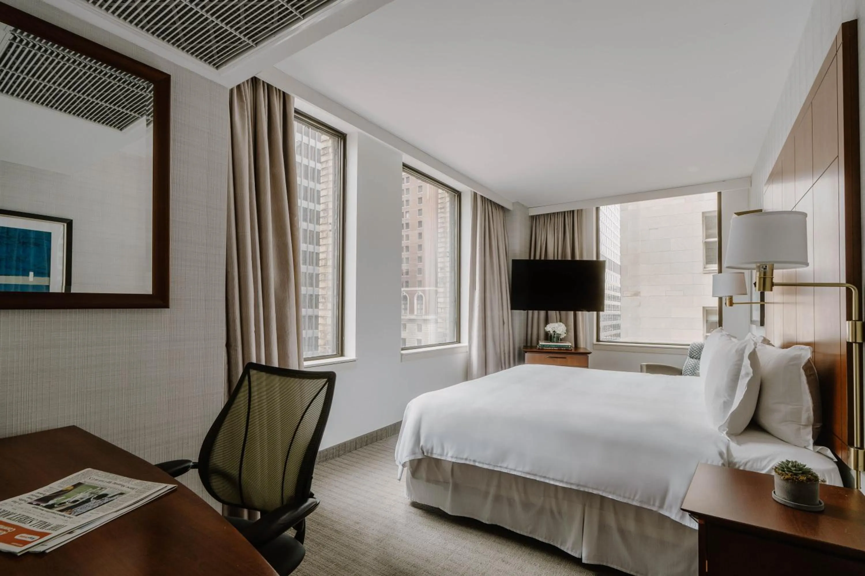 Bedroom, Bed in Central Loop Hotel
