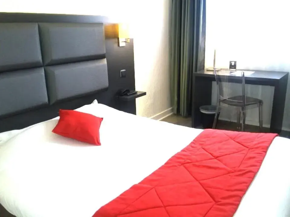 Double Room in Hôtel D'orsay Double Room in Hôtel D'orsay