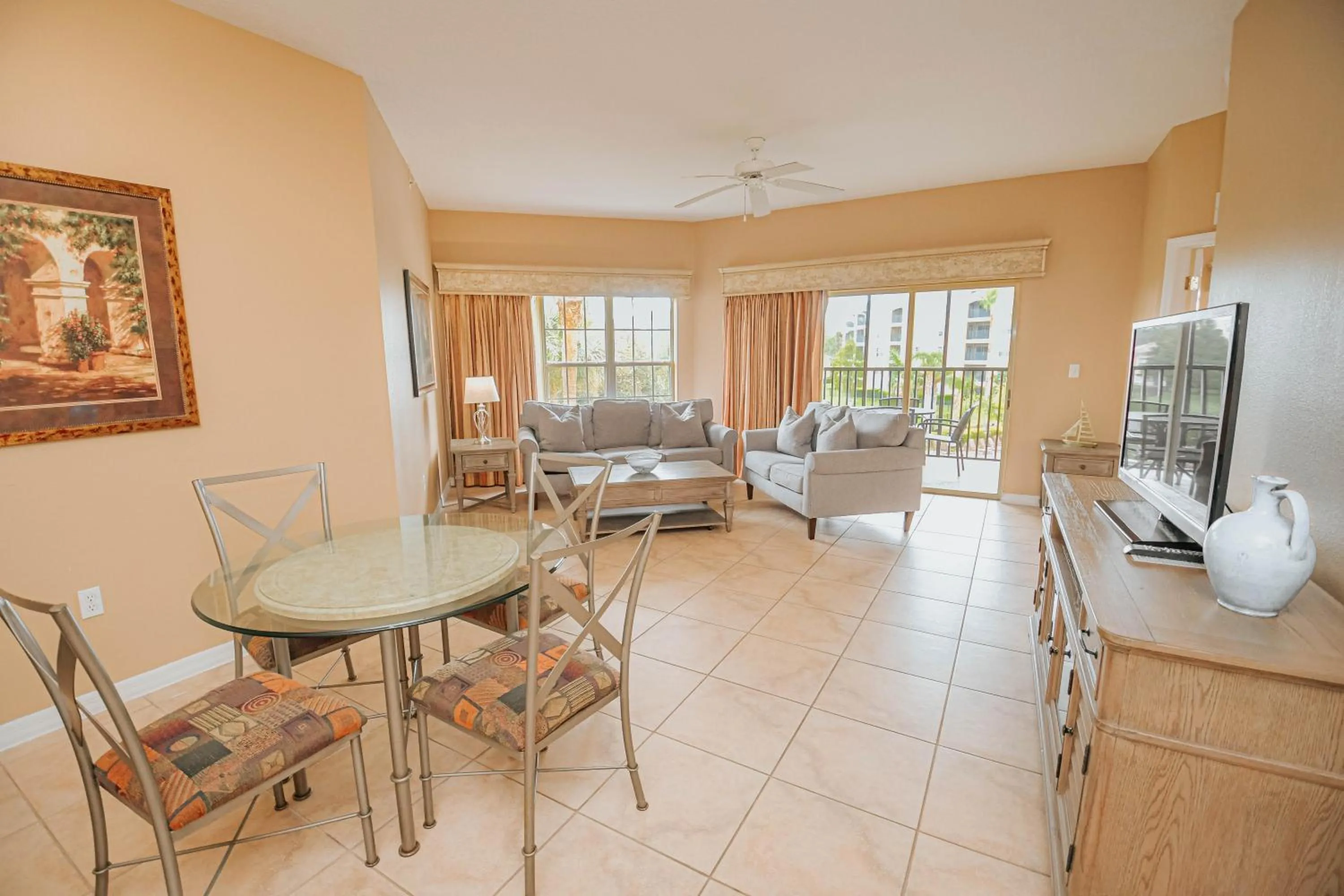 Dining area in WorldQuest Orlando Resort