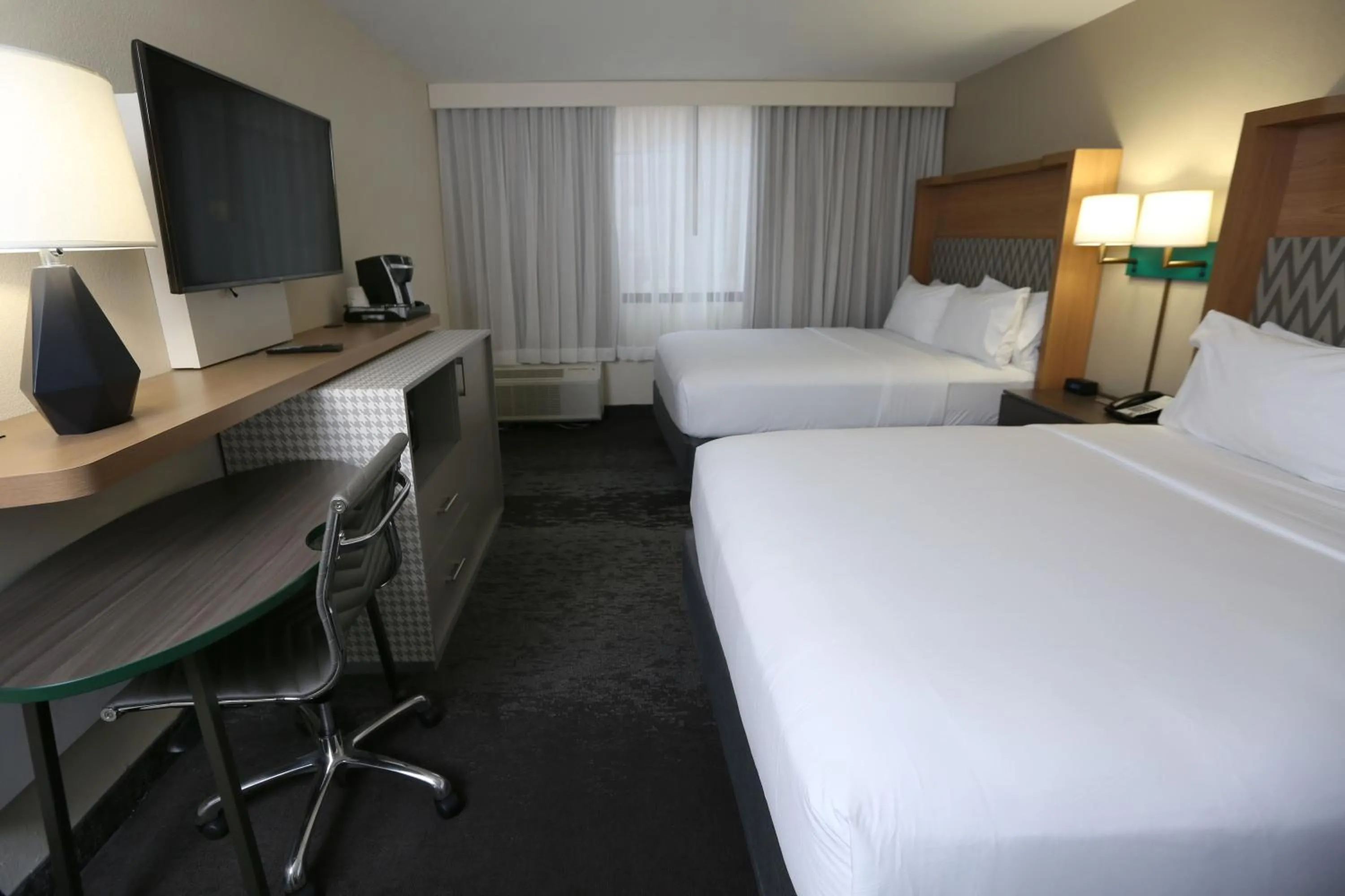 Photo of the whole room, Bed in Holiday Inn Chicago North Shore by IHG