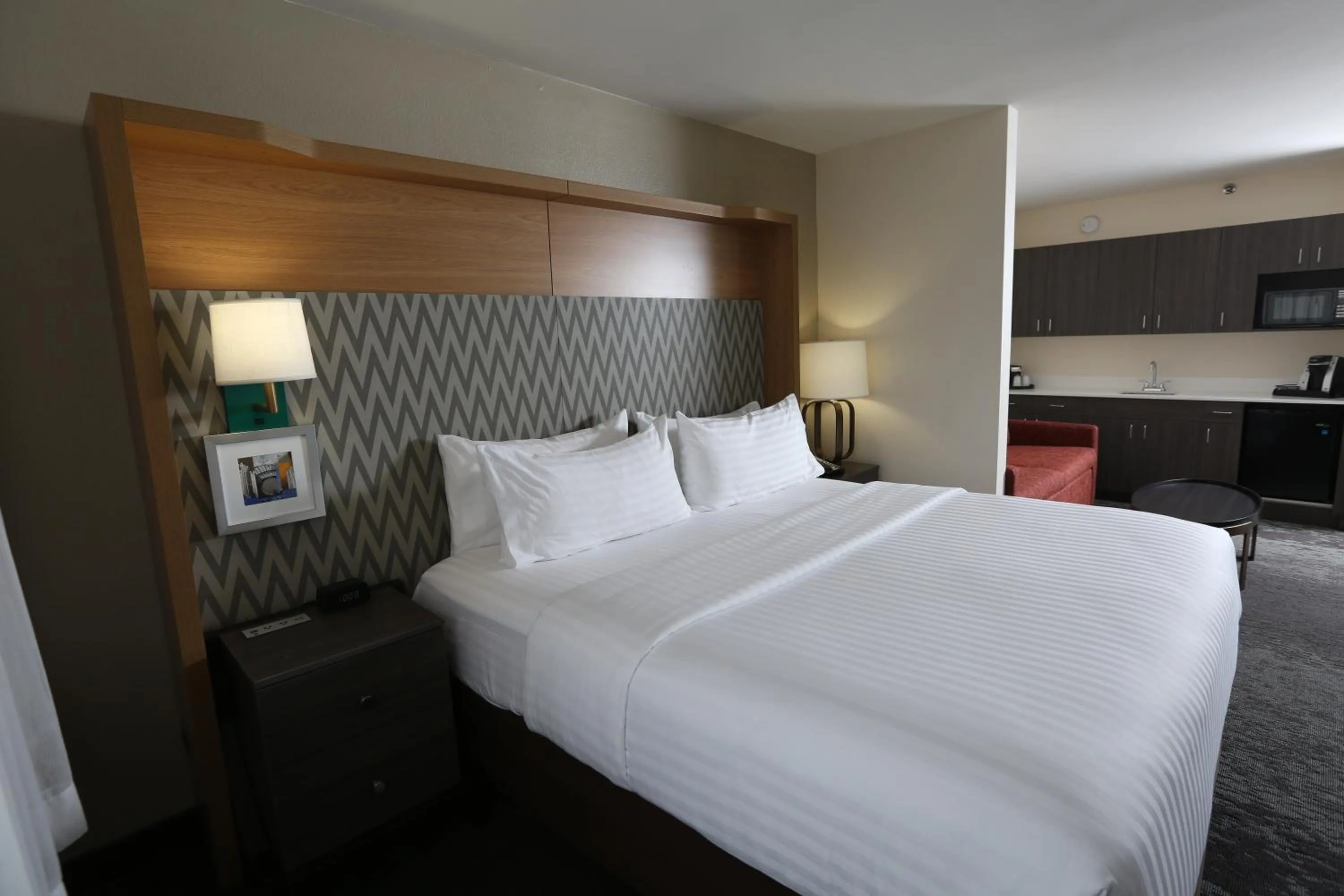Photo of the whole room, Bed in Holiday Inn Chicago North Shore by IHG