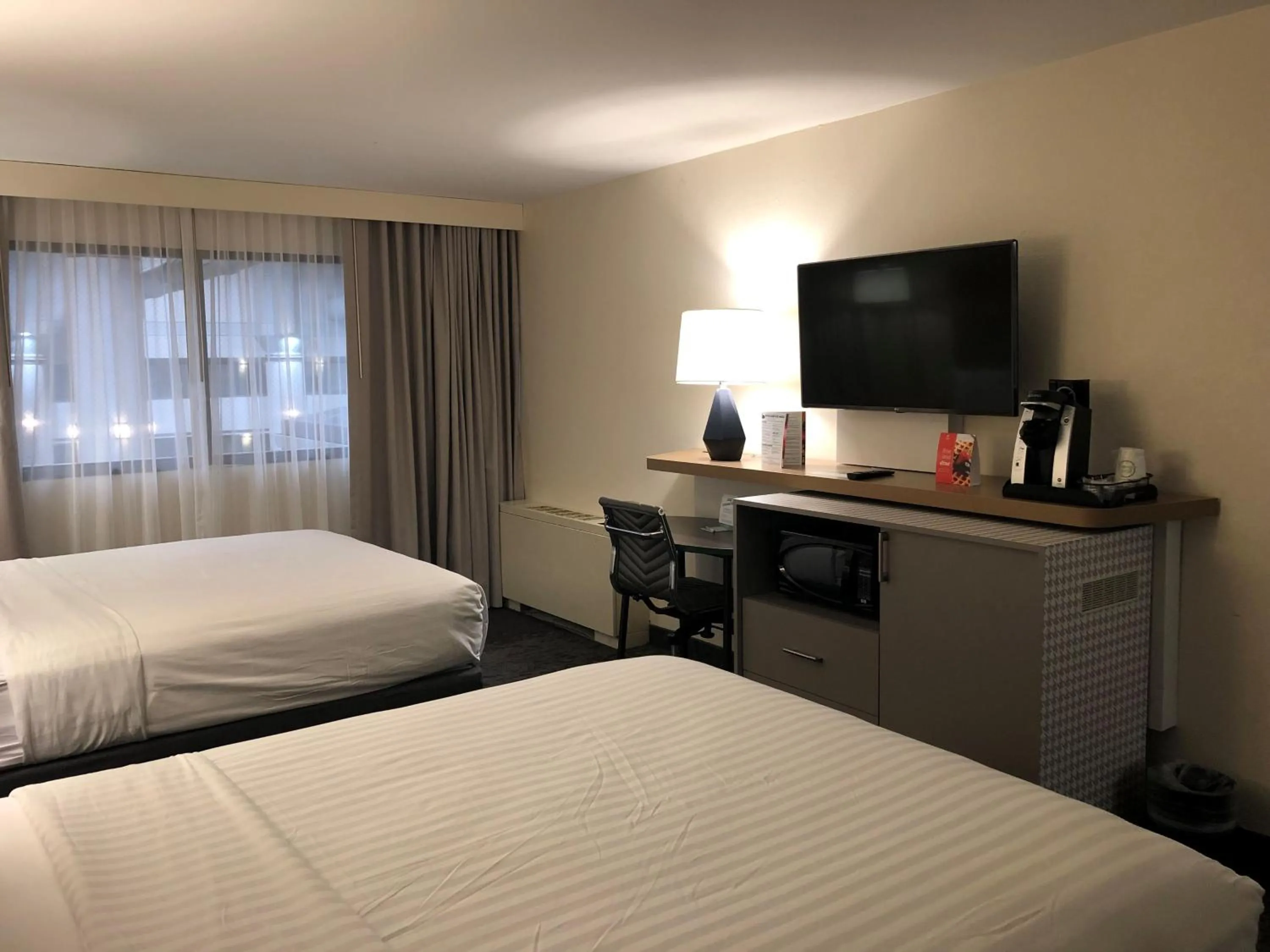 Photo of the whole room, Bed in Holiday Inn Chicago North Shore by IHG