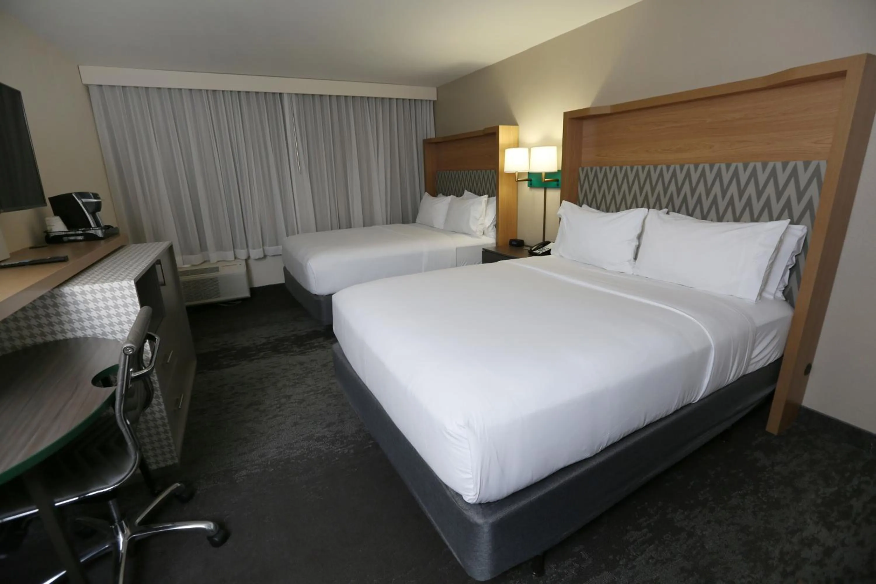 Photo of the whole room, Bed in Holiday Inn Chicago North Shore by IHG