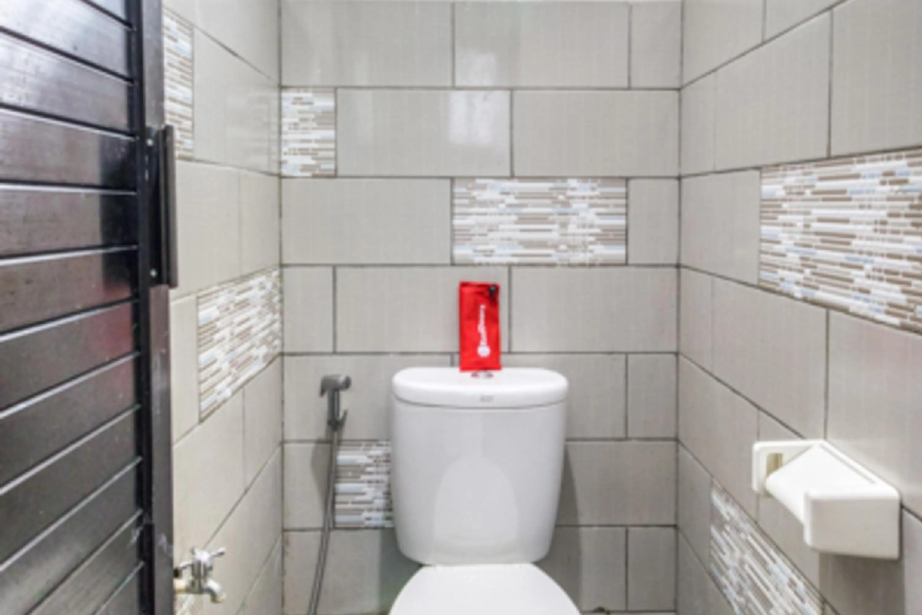 Bathroom in RedDoorz Hostel near Stadion Mandala Krida Yogya