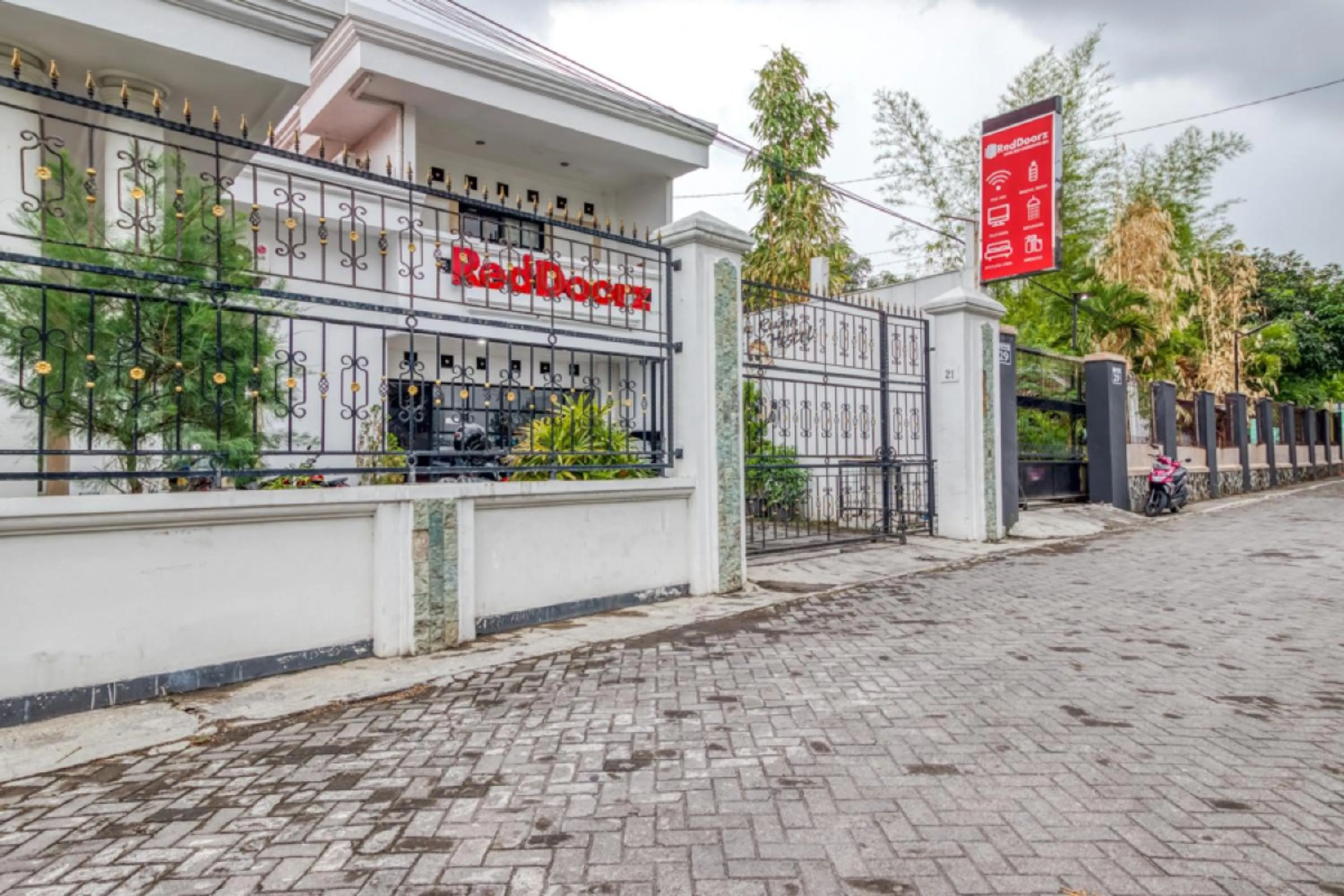 Facade/entrance in RedDoorz Hostel near Stadion Mandala Krida Yogya