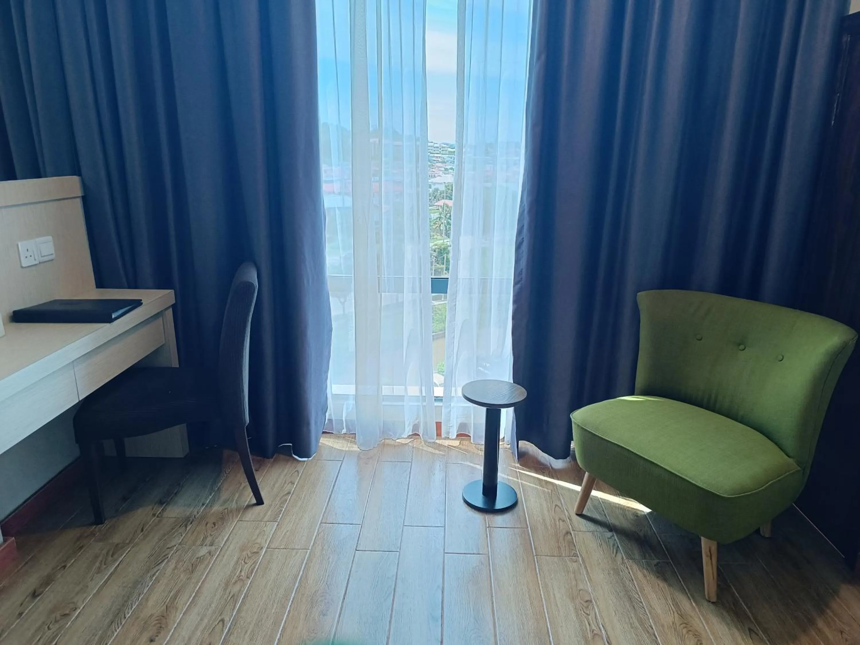 Seating area in Lintas Platinum Hotel