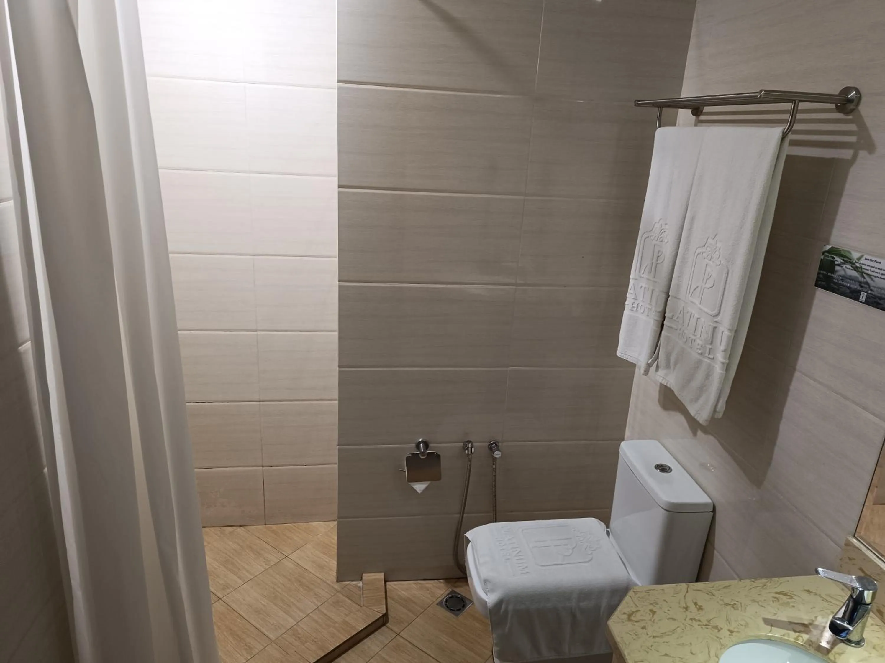 Shower in Lintas Platinum Hotel