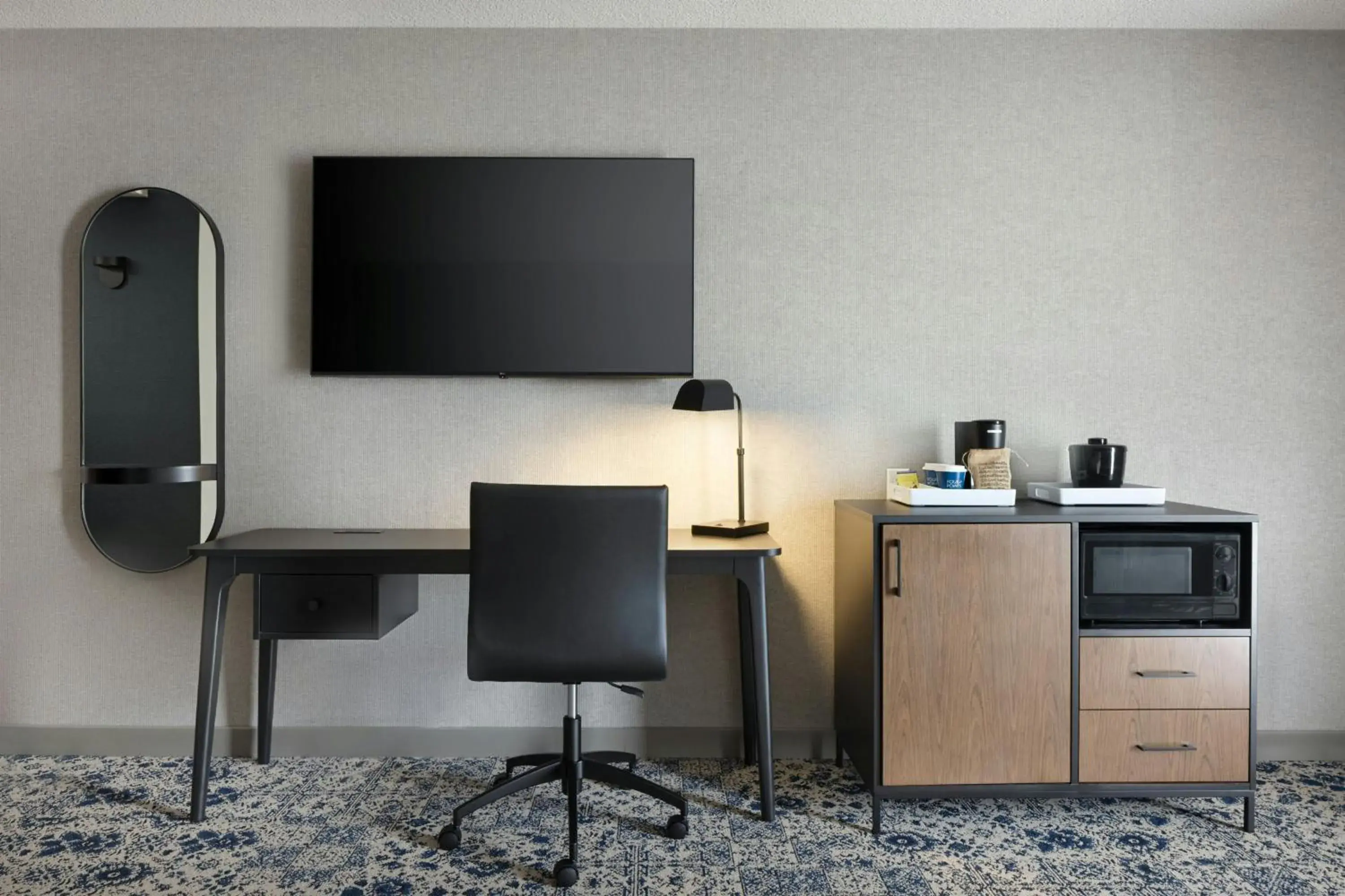 Queen Room with Adapted Tub - Mobility Accessible in Four Points By Sheraton - Saginaw Queen Room with Adapted Tub - Mobility Accessible in Four Points By Sheraton - Saginaw