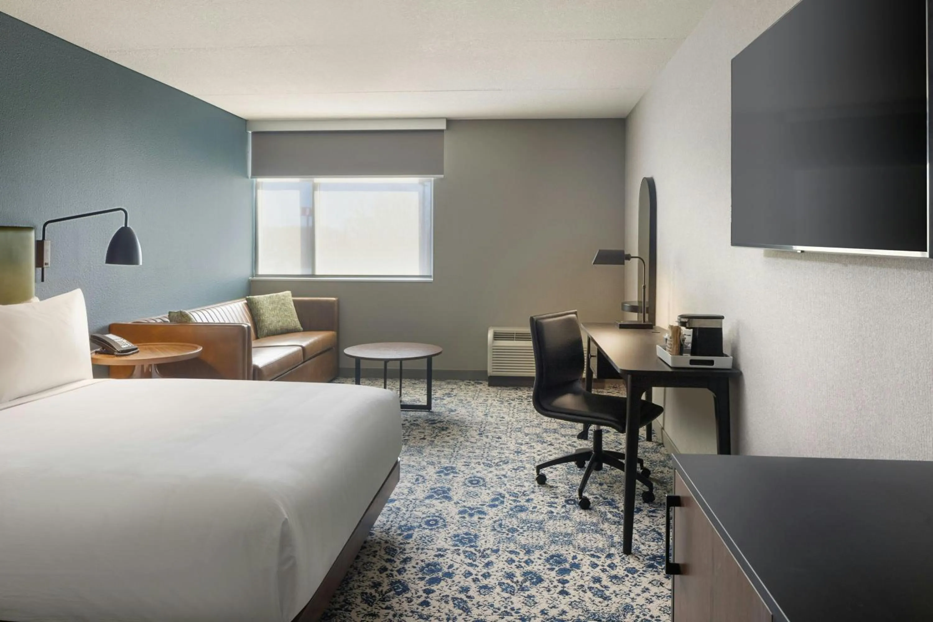 Photo of the whole room, Bed in Four Points By Sheraton - Saginaw