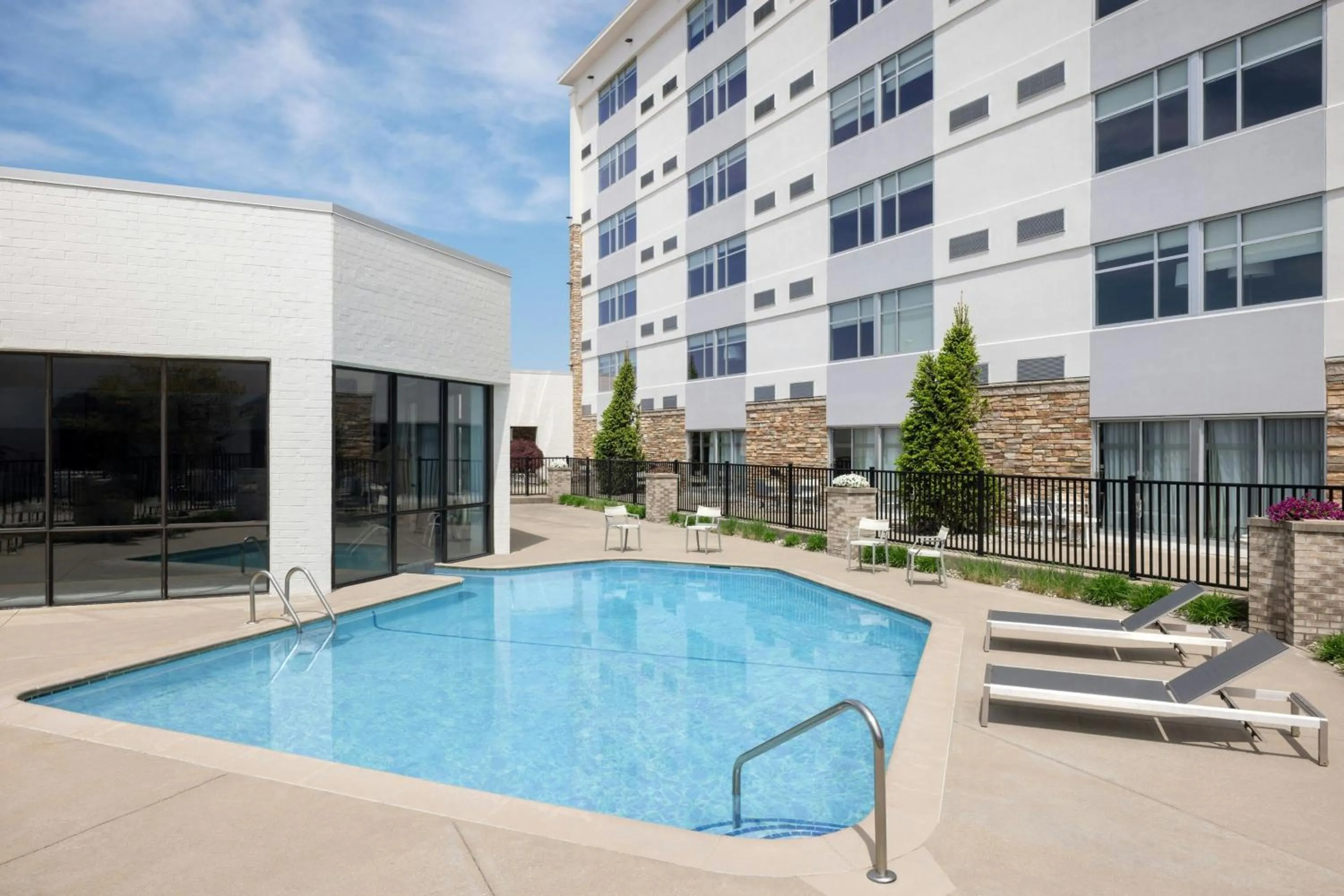 Swimming pool in Four Points By Sheraton - Saginaw