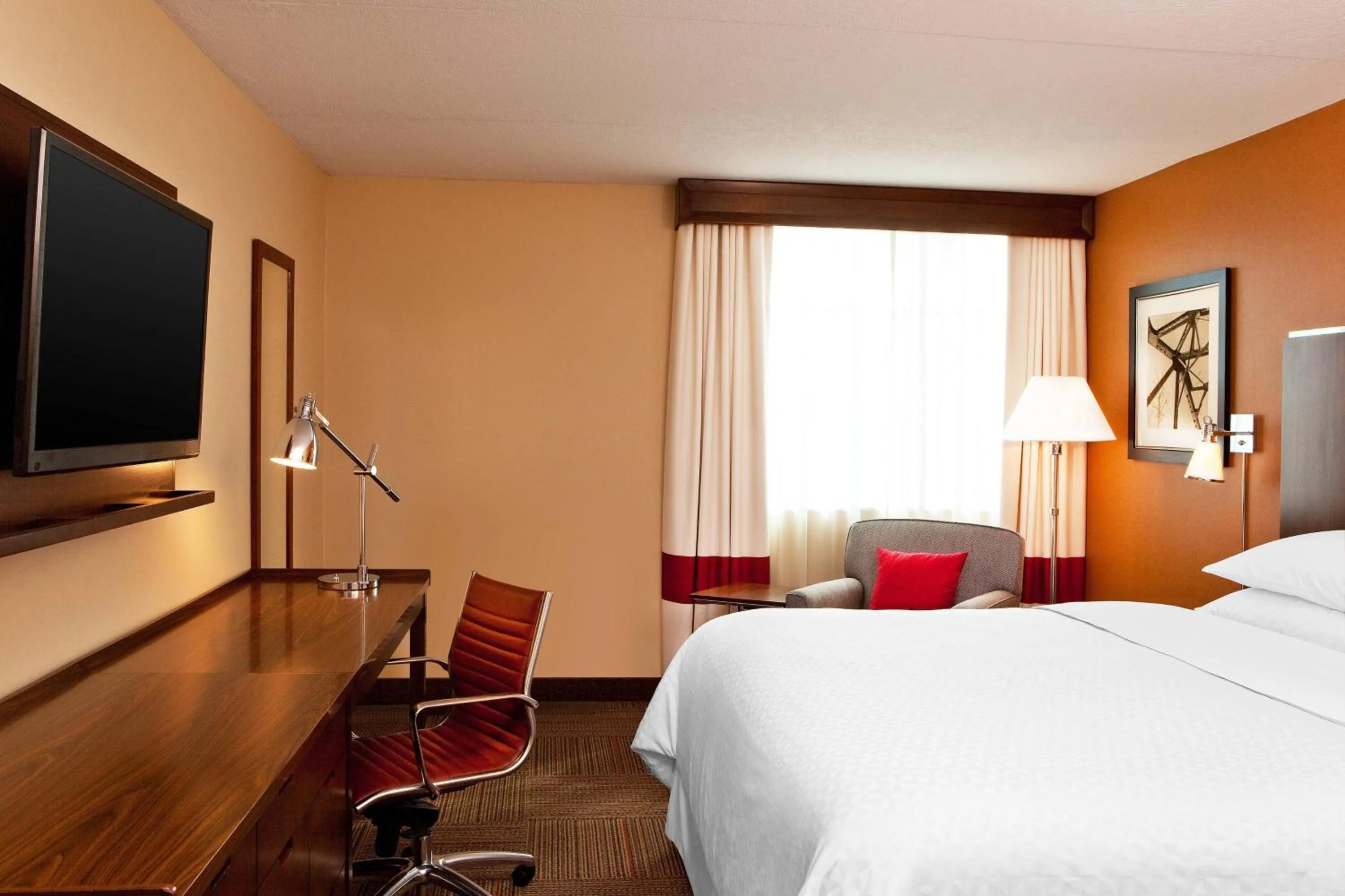 Photo of the whole room, Bed in Four Points By Sheraton - Saginaw