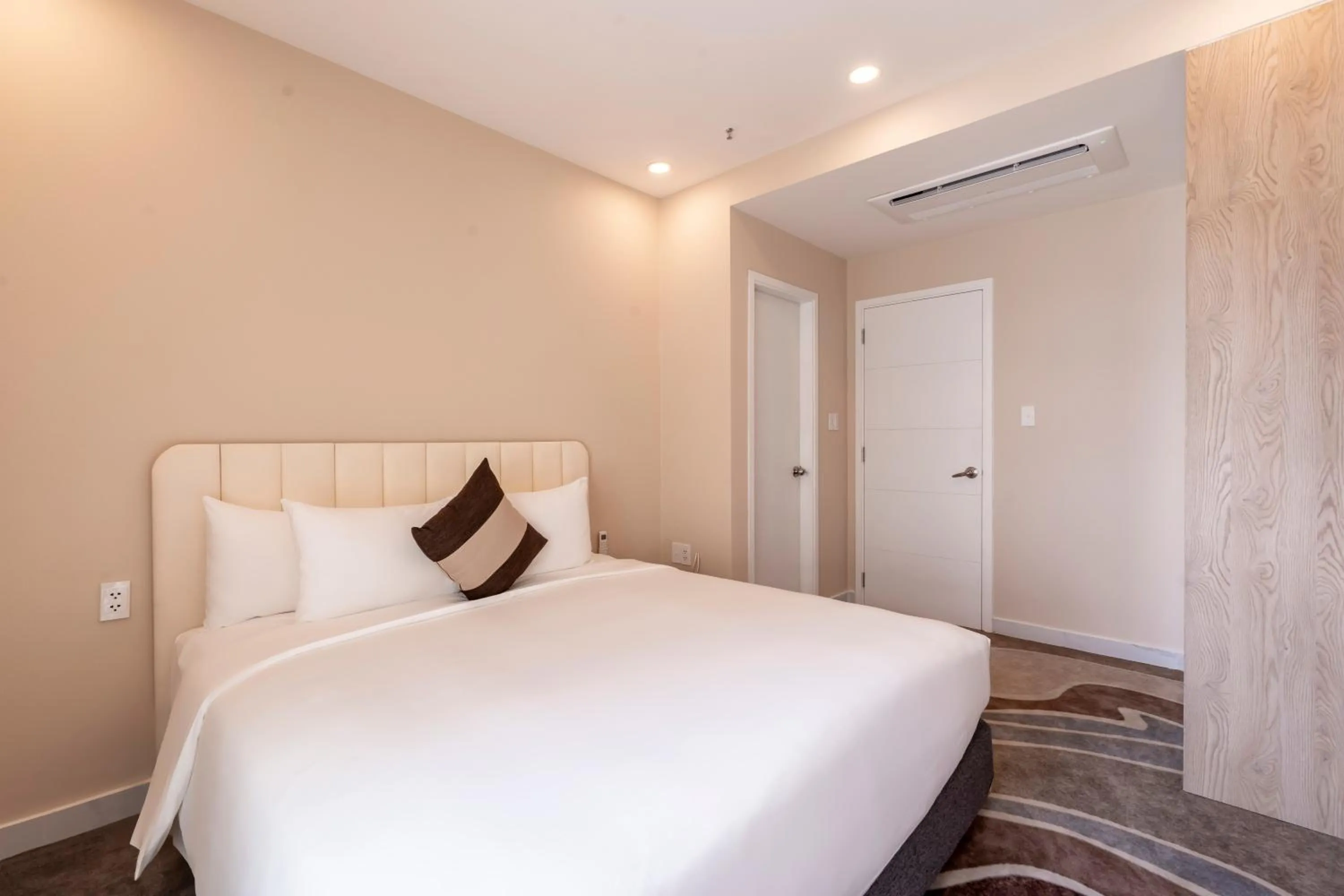 Photo of the whole room, Bed in La Vela Saigon Hotel