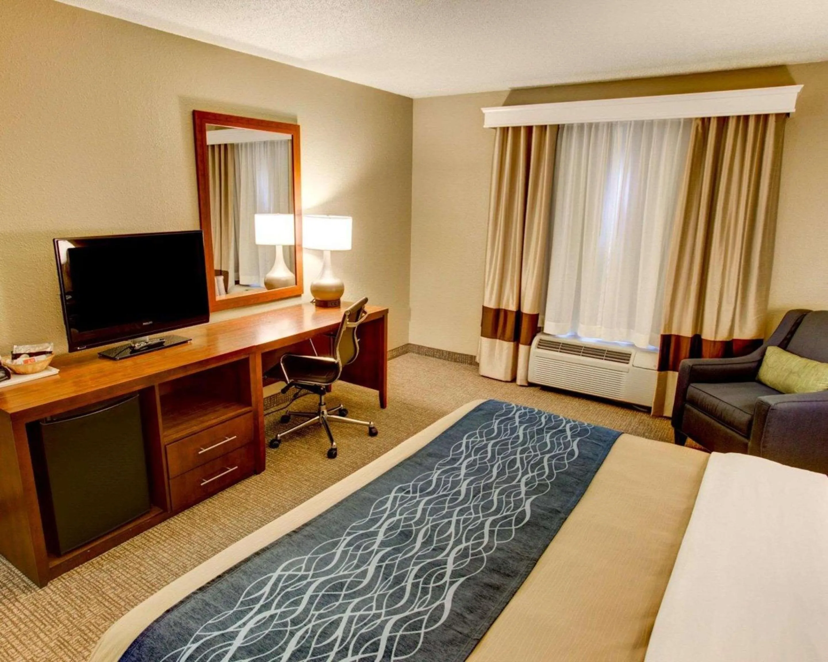 Photo of the whole room, Bed in Comfort Inn Conference Center Pittsburgh Penn Hills
